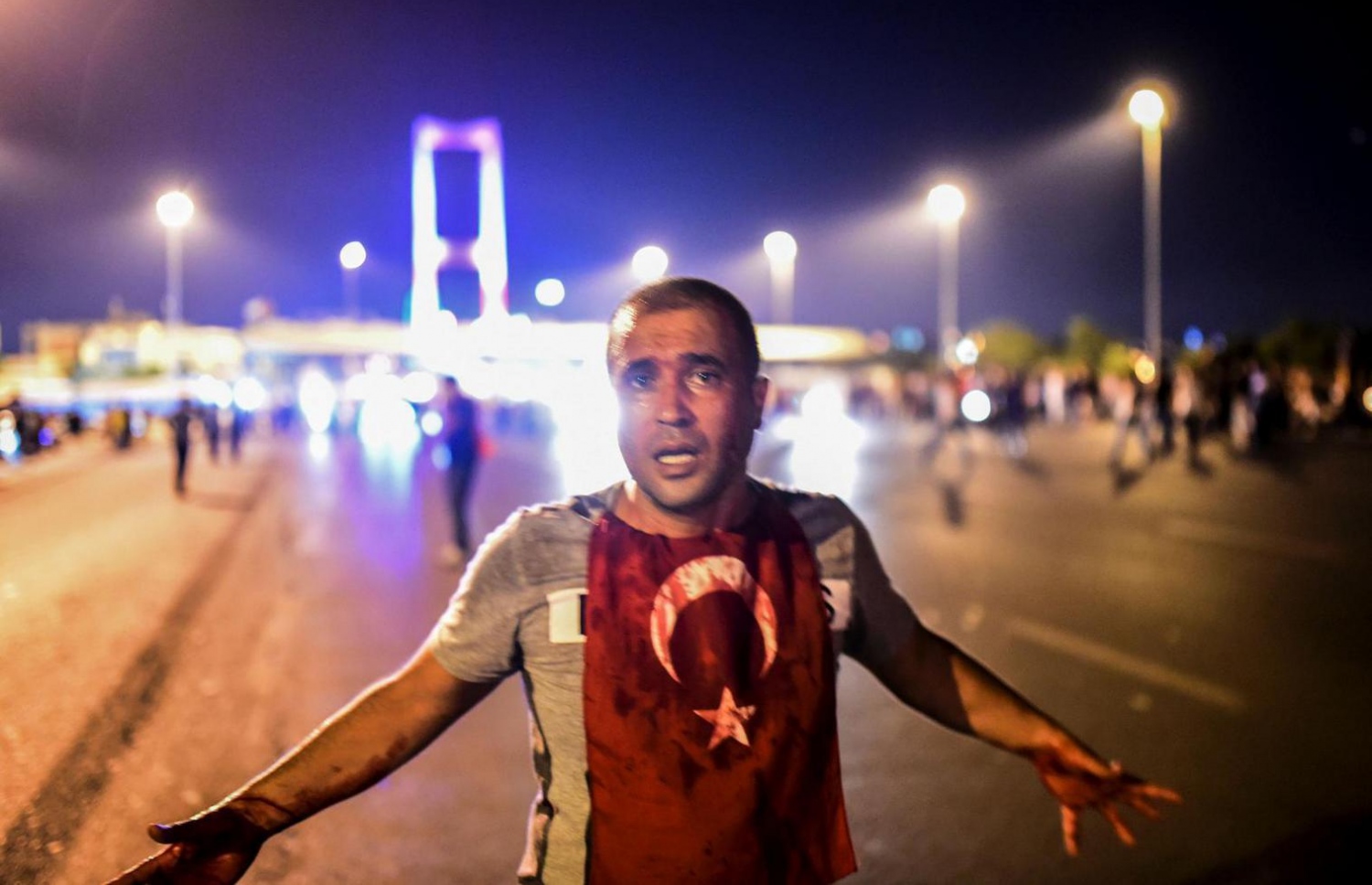 ތުރުކީ ރައްޔިތަކު މަގު މައްޗަށް ނުކުމެ އުފާފާޅު ކުރަނީ