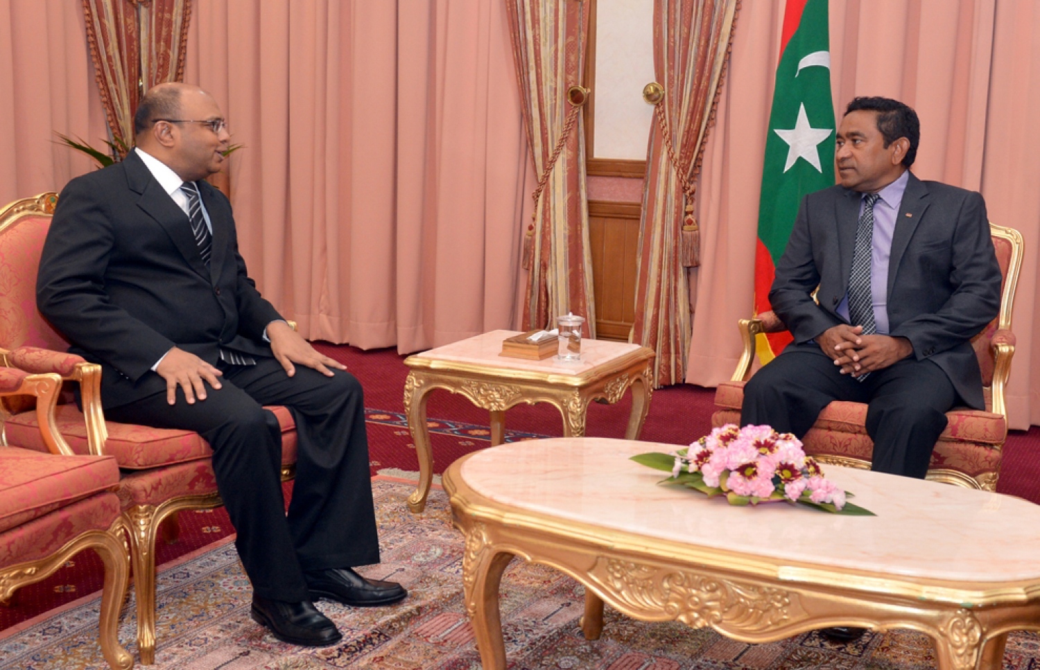 އުއްތަމަ ފަނޑިޔާރުގެ މަގާމަށް އަބްދުﷲ ސައީދު (ވ) އައްޔަން ކުރެއްވުމަށް ފަހު، ރައީސް ޔާމީން އެމަނިކުފާނާ ބައްދަލު ކުރައްވަނީ. --ފޮޓޯ ރައީސް އޮފީސް