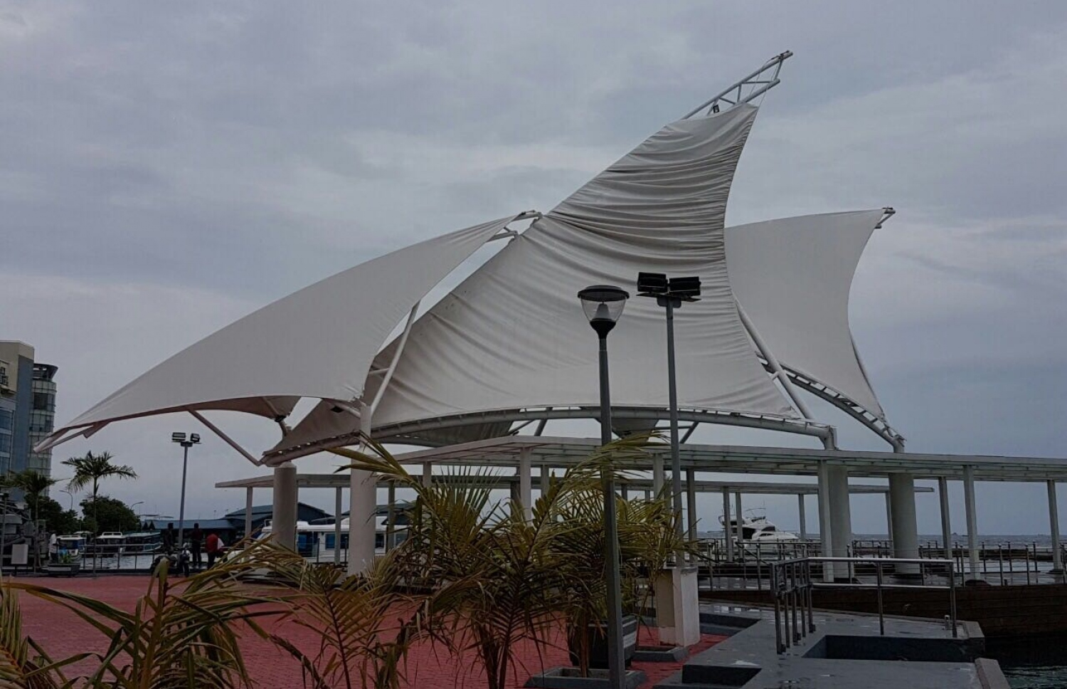 އިއްޔެ ކުރި ވިއްސާރައިގައި ވައި ގަދަވެ، ފާލަމުގެ ސަތަރިތަކަށް ގެއްލުން ލިބިފައި.-- ފޮޓޯ: މުހައްމަދު ޝަރުހާން/ މިހާރު