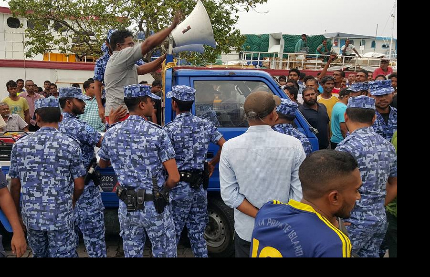ޖަލްސާ އަށް ގޮވަމުން ދިޔަ ޕިކަޕް ހުއްޓުވުމުގެ މަސައްކަތް ފުލުހުން ކުރަނީ. ފޮޓޯ: އެމްޑީޕީ