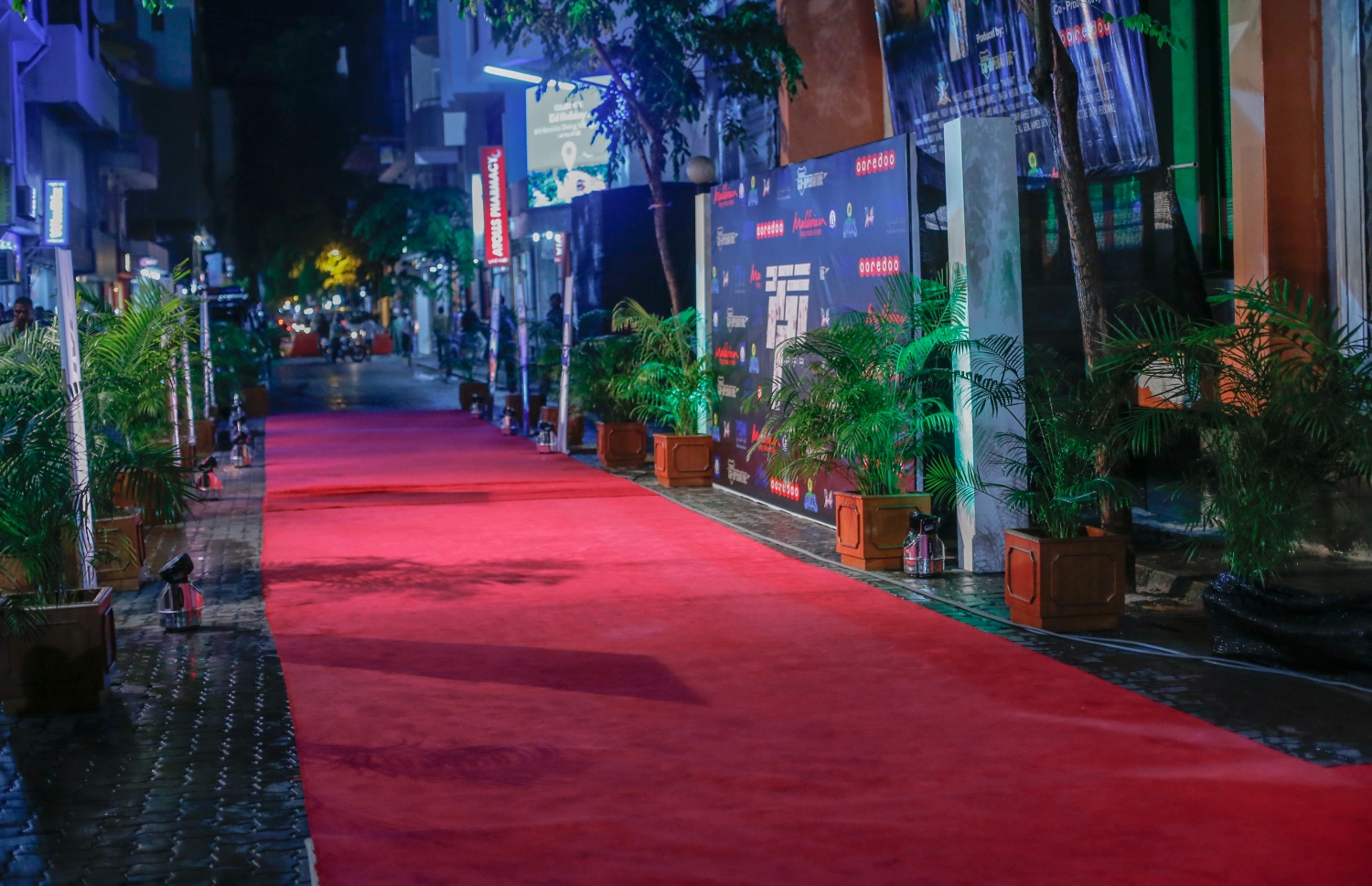 މާލެ: ޖުލައި 16، 2016: ނޮވެމްބަރު 3، 1988 ގައި ދިވެހިންގެ ބަޔަކު އަޑީގައި ތިބެގެން ތަމަޅަ ޓެރަރިސްޓުން ރާއްޖެ އަށް ދިން އުދުވާނީ ހަމަލާ އަސްލަކަށް ނަގައިގެން ގައުމީ ދިފާއީ ބާރުން ކުޅުނު ފިލްމު "ހާދަރު" ރިލީސް ކުރުމަށް އޮލިމްޕަހުގައި ބޭއްވި ހަފްލާ.-- ފޮޓޯ: މުހައްމަދު ޝަރުހާން/ މިހާރު