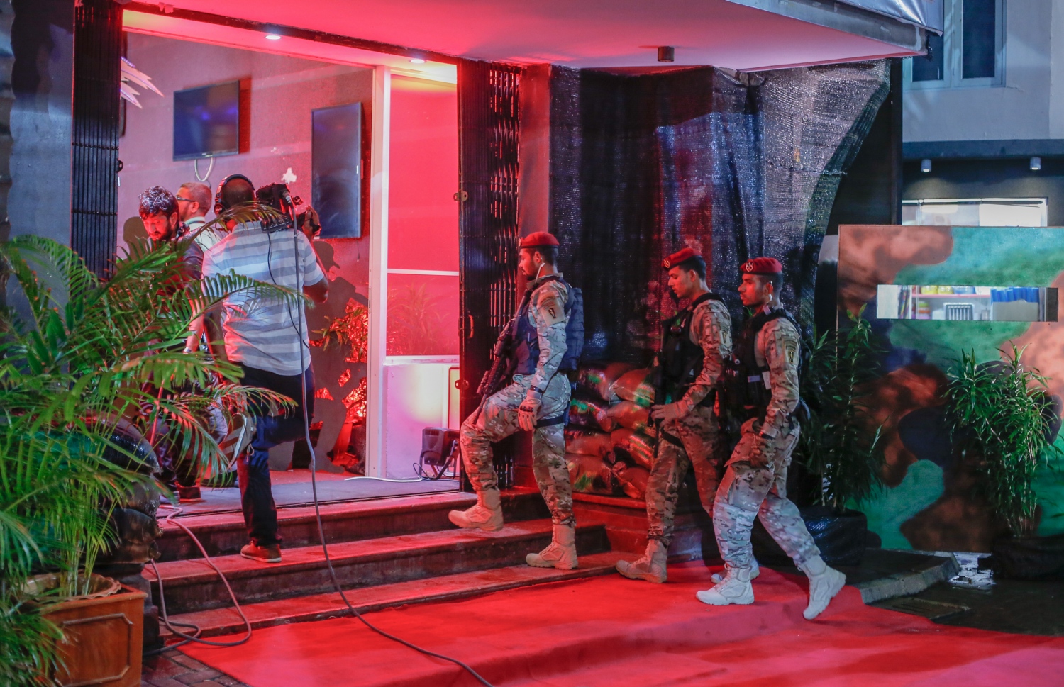 މާލެ: ޖުލައި 16، 2016: ނޮވެމްބަރު 3، 1988 ގައި ދިވެހިންގެ ބަޔަކު އަޑީގައި ތިބެގެން ތަމަޅަ ޓެރަރިސްޓުން ރާއްޖެ އަށް ދިން އުދުވާނީ ހަމަލާ އަސްލަކަށް ނަގައިގެން ގައުމީ ދިފާއީ ބާރުން ކުޅުނު ފިލްމު "ހާދަރު" ރިލީސް ކުރުމަށް އޮލިމްޕަހުގައި ބޭއްވި ހަފްލާ.-- ފޮޓޯ: މުހައްމަދު ޝަރުހާން/ މިހާރު