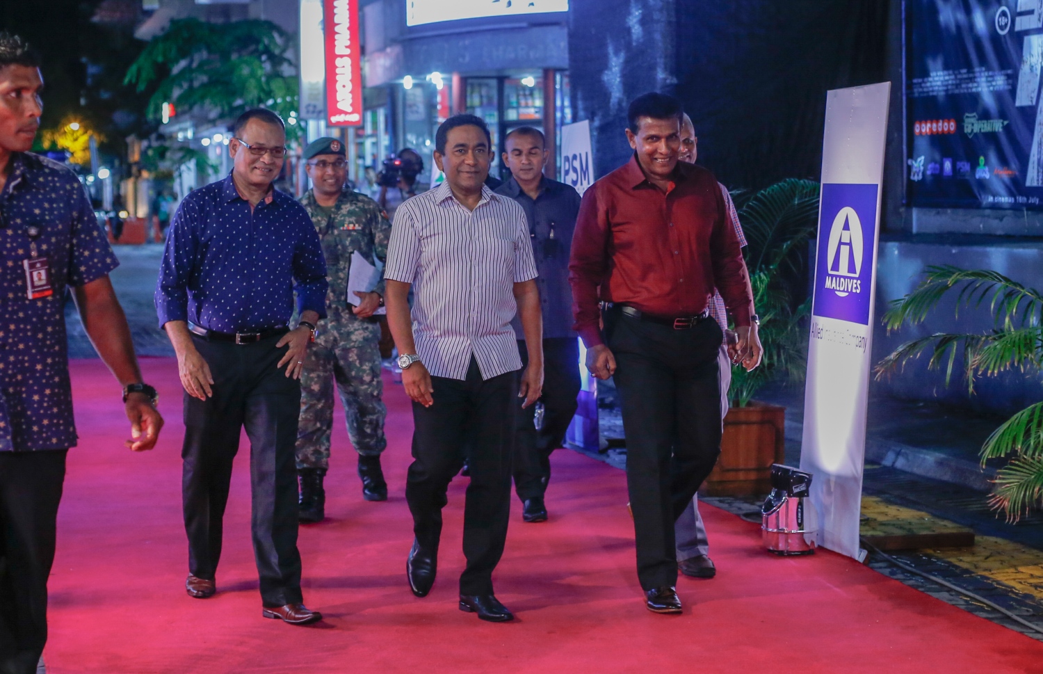 މާލެ: ޖުލައި 16، 2016: ނޮވެމްބަރު 3، 1988 ގައި ދިވެހިންގެ ބަޔަކު އަޑީގައި ތިބެގެން ތަމަޅަ ޓެރަރިސްޓުން ރާއްޖެ އަށް ދިން އުދުވާނީ ހަމަލާ އަސްލަކަށް ނަގައިގެން ގައުމީ ދިފާއީ ބާރުން ކުޅުނު ފިލްމު "ހާދަރު" ރިލީސް ކުރުމަށް އޮލިމްޕަހުގައި ބޭއްވި ހަފްލާގައި ރައީސް އަބްދުﷲ ޔާމިން ބައިވެރިވެ ވަޑައިގަންނަވަނީ.-- ފޮޓޯ: މުހައްމަދު ޝަރުހާން/ މިހާރު