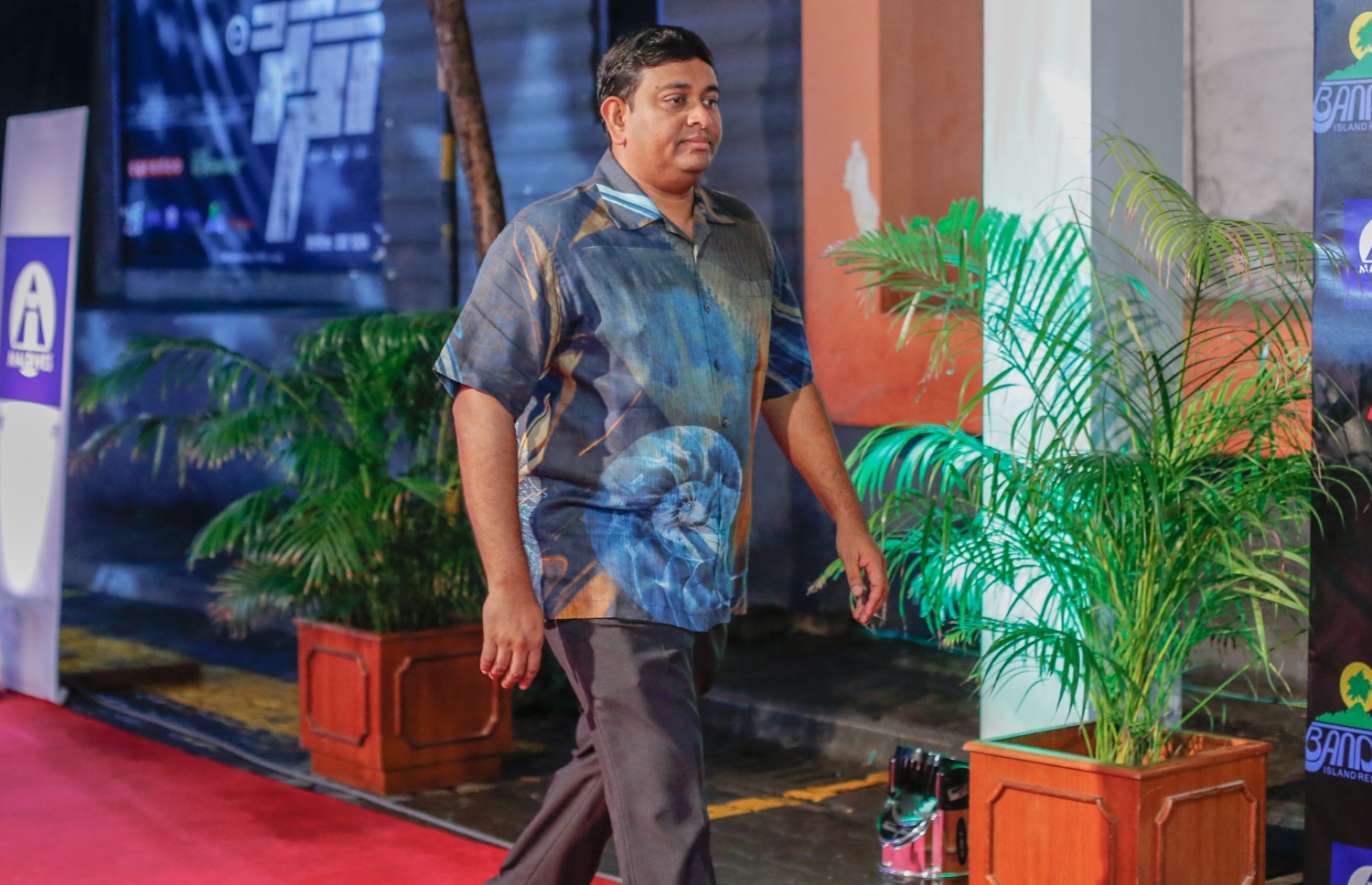 މާލެ: ޖުލައި 16، 2016: ނޮވެމްބަރު 3، 1988 ގައި ދިވެހިންގެ ބަޔަކު އަޑީގައި ތިބެގެން ތަމަޅަ ޓެރަރިސްޓުން ރާއްޖެ އަށް ދިން އުދުވާނީ ހަމަލާ އަސްލަކަށް ނަގައިގެން ގައުމީ ދިފާއީ ބާރުން ކުޅުނު ފިލްމު "ހާދަރު" ރިލީސް ކުރުމަށް އޮލިމްޕަހުގައި ބޭއްވި ހަފްލާގައި ފިޝަރީޒް މިނިސްޓަރު ޝައިނީ ބައިވެރިވެ ވަޑައިގަންނަވަނީ.-- ފޮޓޯ: މުހައްމަދު ޝަރުހާން/ މިހާރު