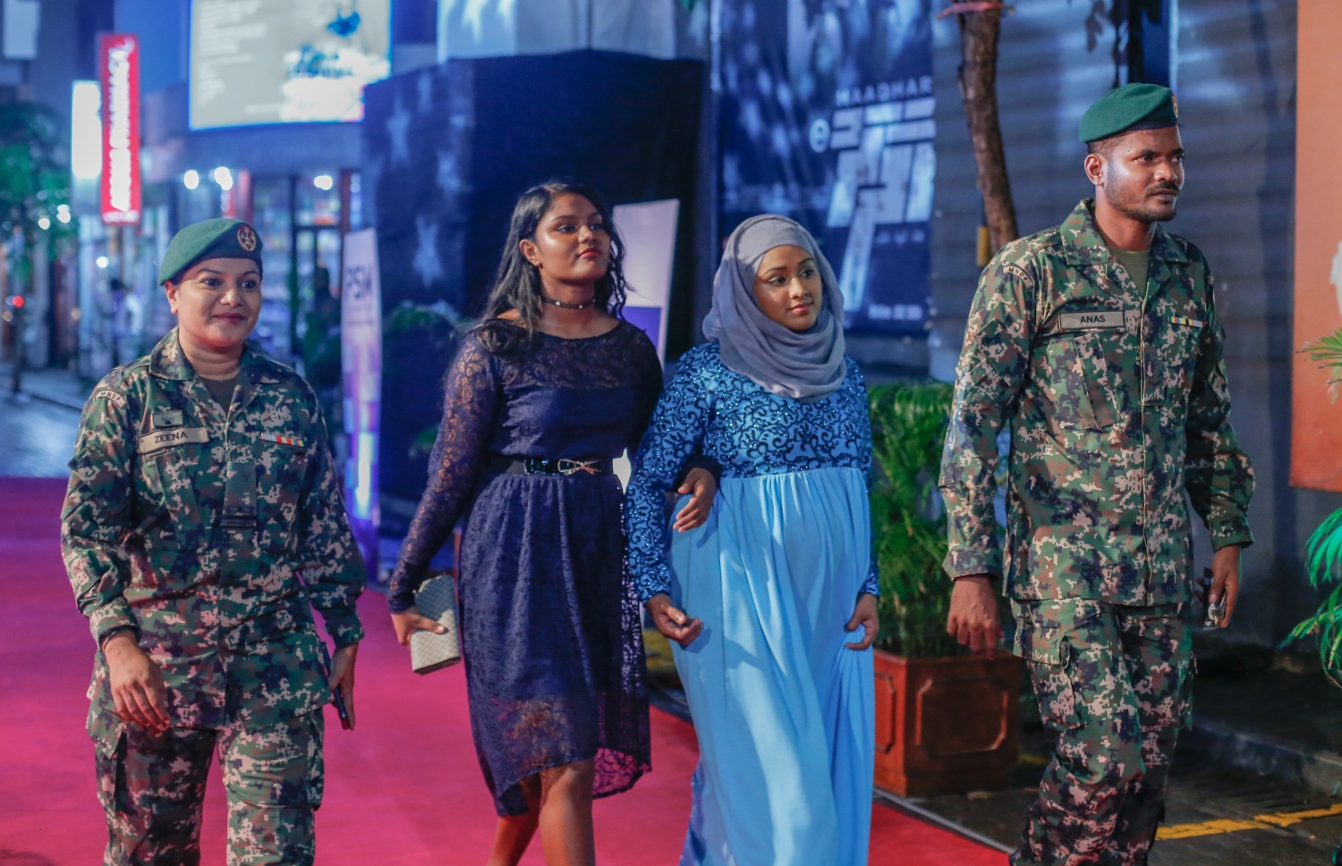 މާލެ: ޖުލައި 16، 2016: ނޮވެމްބަރު 3، 1988 ގައި ދިވެހިންގެ ބަޔަކު އަޑީގައި ތިބެގެން ތަމަޅަ ޓެރަރިސްޓުން ރާއްޖެ އަށް ދިން އުދުވާނީ ހަމަލާ އަސްލަކަށް ނަގައިގެން ގައުމީ ދިފާއީ ބާރުން ކުޅުނު ފިލްމު "ހާދަރު" ރިލީސް ކުރުމަށް އޮލިމްޕަހުގައި ބޭއްވި ހަފްލާ.-- ފޮޓޯ: މުހައްމަދު ޝަރުހާން/ މިހާރު