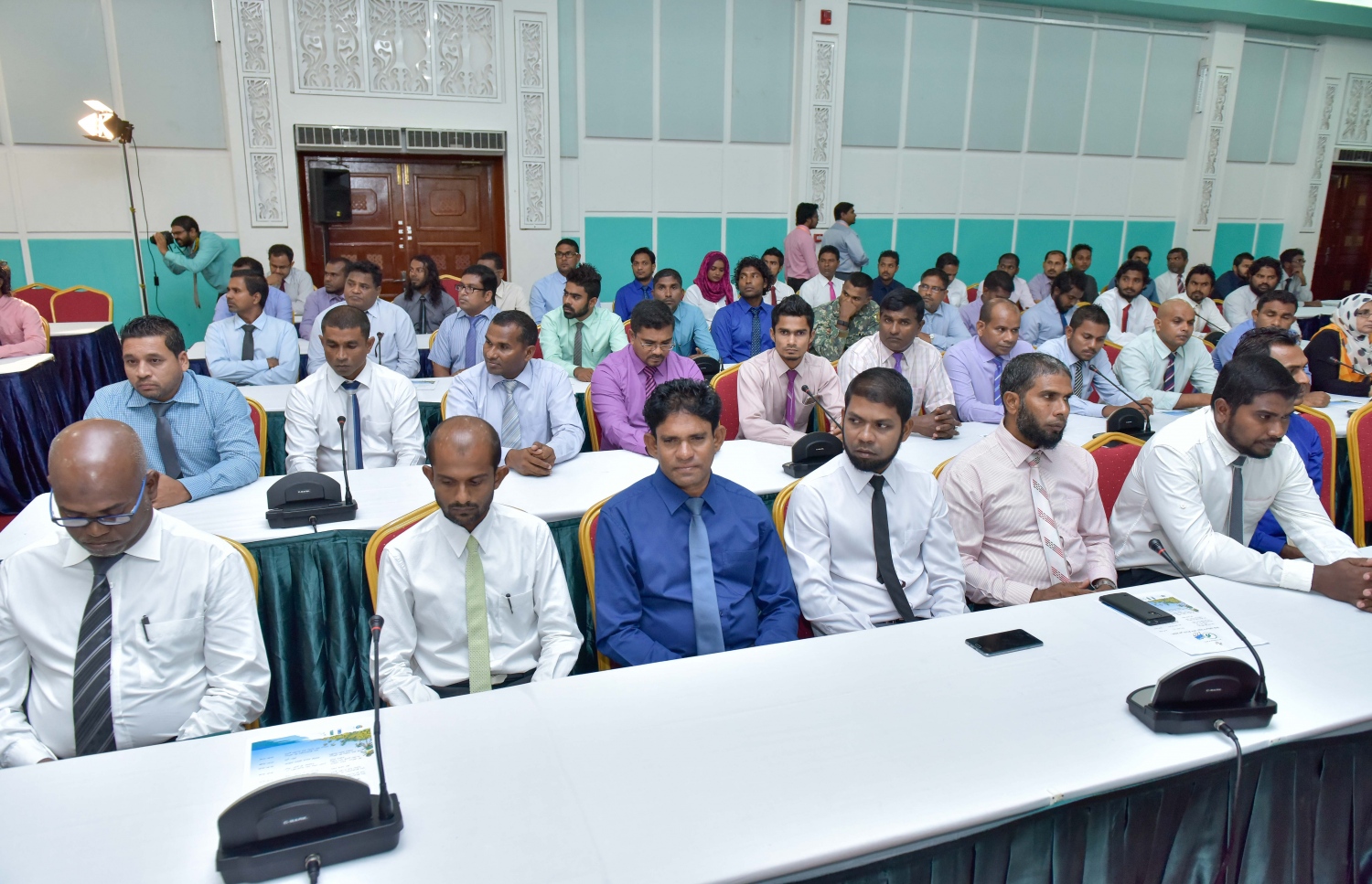 މާލެ: ޖުލައި 16، 2016: "ސާފު ރާއްޖެ" ގައުމީ މަހާސިންތާ ފަށަން ބޭއްވި ރަސްމިއްޔާތުގައި މަހާސިންތާގެ ބައިވެރިން ދަރުބާރުގޭގައި. -- ފޮޓޯ: ނިޝާން އަލީ/ މިހާރު