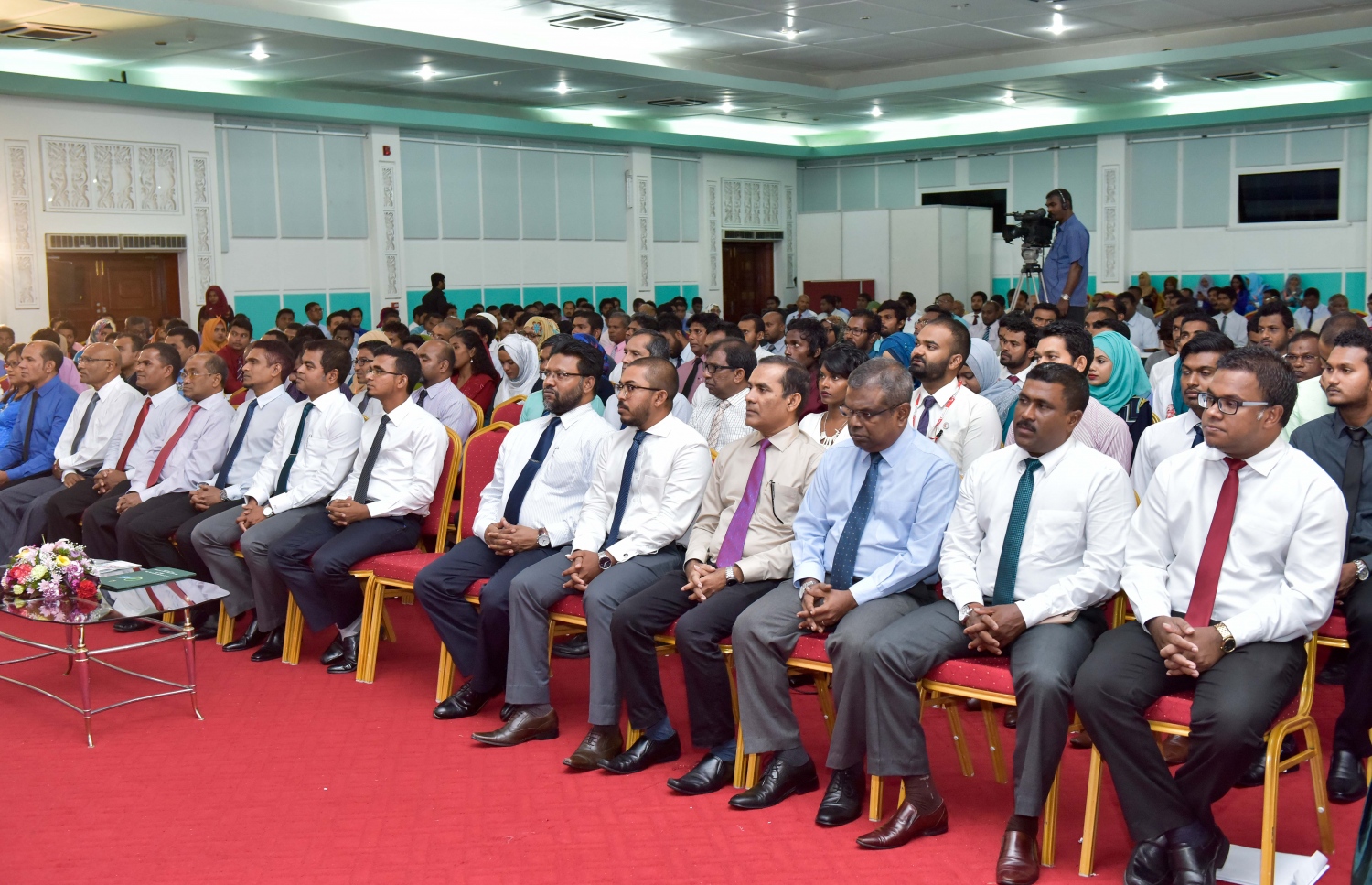 މާލެ: ޖުލައި 16، 2016: "ސާފު ރާއްޖެ" ގައުމީ މަހާސިންތާ ފަށަން ބޭއްވި ރަސްމިއްޔާތުގައި މަހާސިންތާގެ ބައިވެރިން ދަރުބާރުގޭގައި. -- ފޮޓޯ: ނިޝާން އަލީ/ މިހާރު