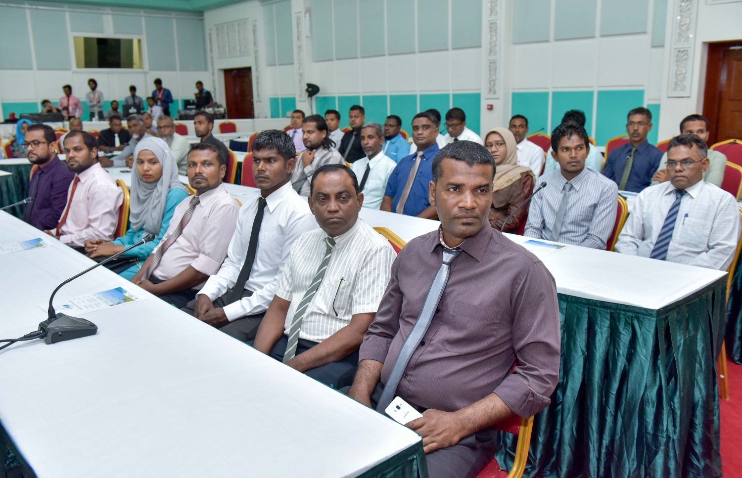 މާލެ: ޖުލައި 16، 2016: "ސާފު ރާއްޖެ" ގައުމީ މަހާސިންތާ ފަށަން ބޭއްވި ރަސްމިއްޔާތުގައި މަހާސިންތާގެ ބައިވެރިން ދަރުބާރުގޭގައި. -- ފޮޓޯ: ނިޝާން އަލީ/ މިހާރު