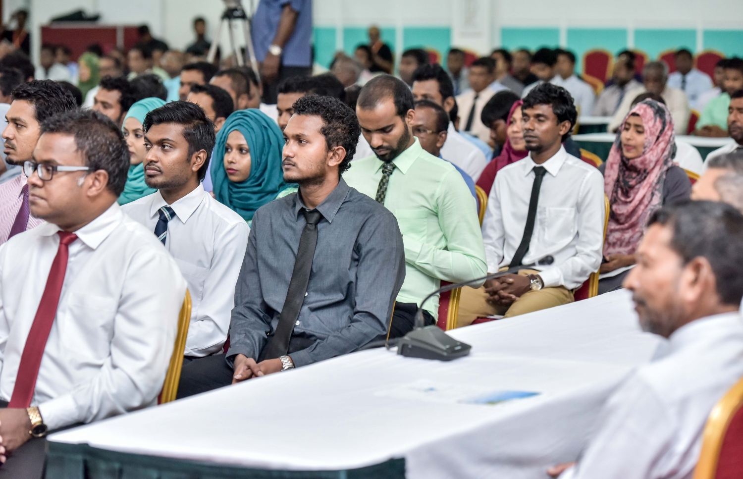 މާލެ: ޖުލައި 16، 2016: "ސާފު ރާއްޖެ" ގައުމީ މަހާސިންތާ ފަށަން ބޭއްވި ރަސްމިއްޔާތުގައި މަހާސިންތާގެ ބައިވެރިވި ބައެއް މަންދޫބުން ދަރުބާރުގޭގައި. -- ފޮޓޯ: ނިޝާން އަލީ/ މިހާރު