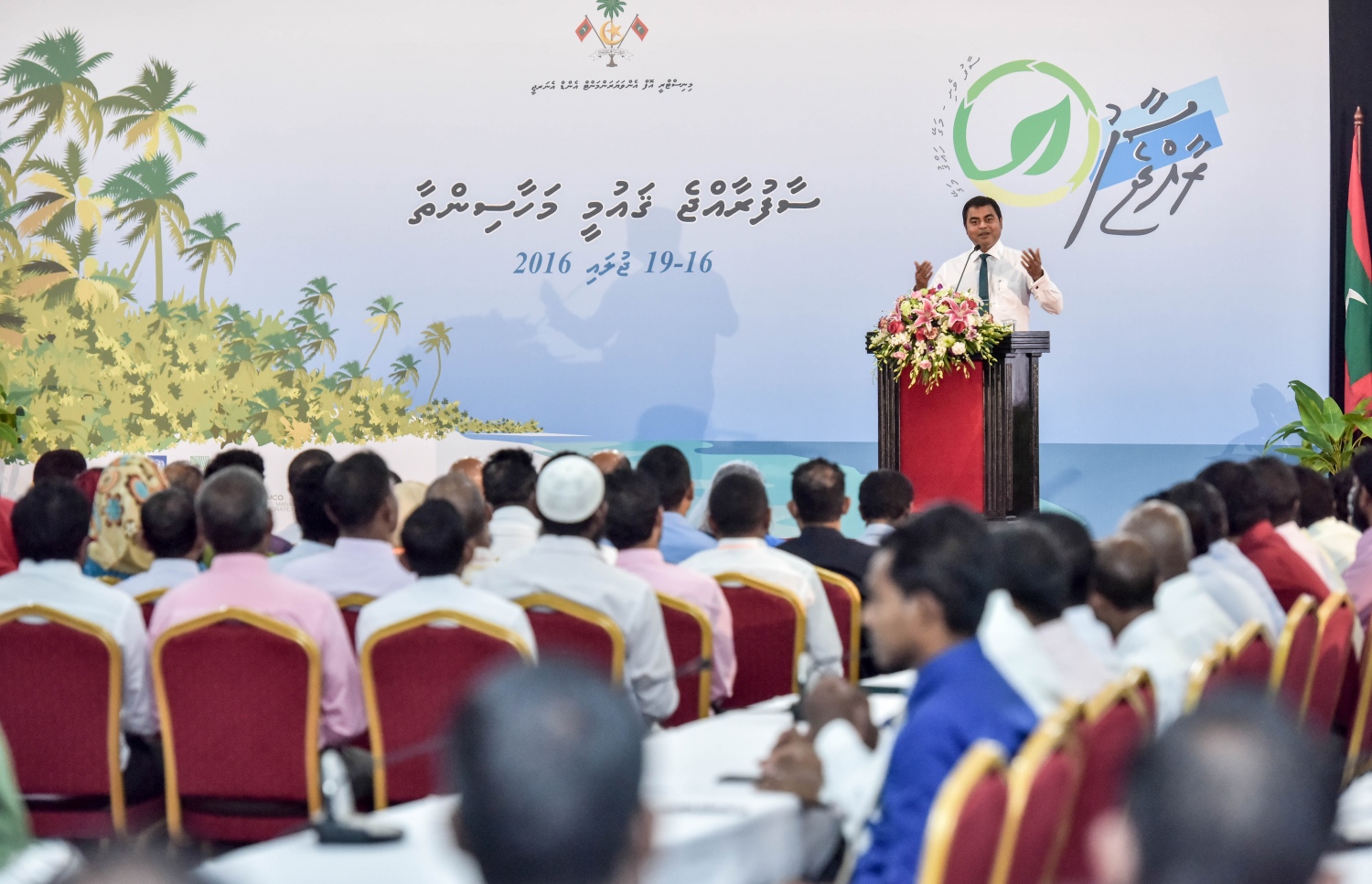 މާލެ: ޖުލައި 16، 2016: "ސާފު ރާއްޖެ" ގައުމީ މަހާސިންތާ ފަށަން ބޭއްވި ރަސްމިއްޔާތުގައި އެންވާރުމަންޓް މިނިސްޓަރު ތޯރިގް އިބްރާހިމް ވާހަކަ ދައްކަވަނީ-- ފޮޓޯ: ނިޝާން އަލީ/ މިހާރު