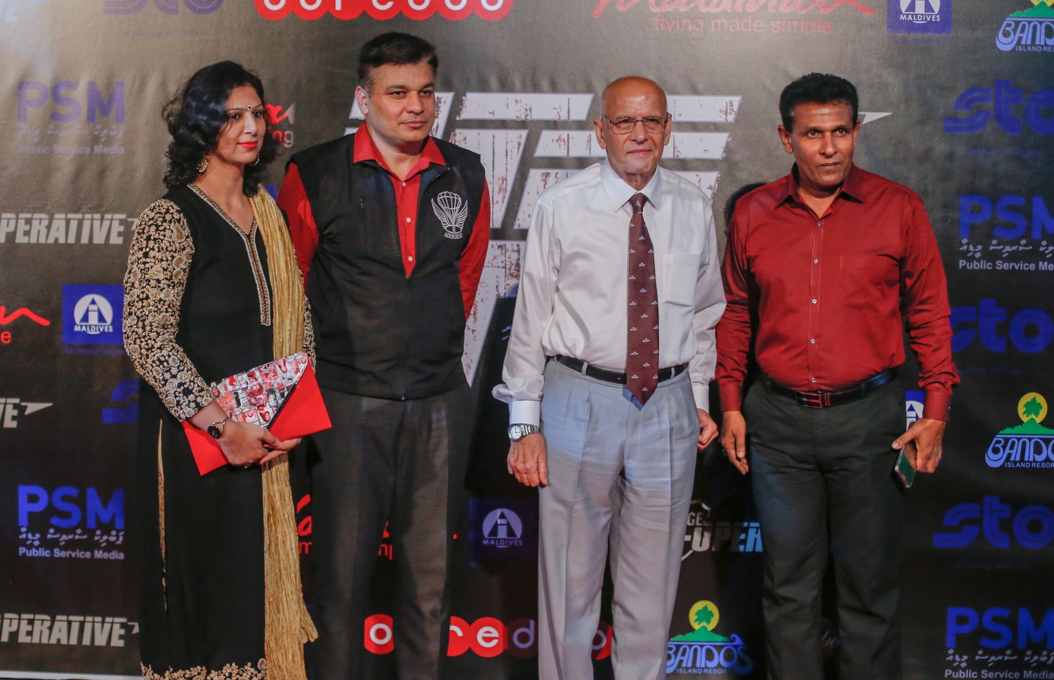 މާލެ: ޖުލައި 16، 2016: ނޮވެމްބަރު 3، 1988 ގައި ދިވެހިންގެ ބަޔަކު އަޑީގައި ތިބެގެން ތަމަޅަ ޓެރަރިސްޓުން ރާއްޖެ އަށް ދިން އުދުވާނީ ހަމަލާ އަސްލަކަށް ނަގައިގެން ގައުމީ ދިފާއީ ބާރުން ކުޅުނު ފިލްމު "ހާދަރު" ރިލީސް ކުރުމަށް އޮލިމްޕަހުގައި ބޭއްވި ހަފްލާ.-- ފޮޓޯ: މުހައްމަދު ޝަރުހާން/ މިހާރު