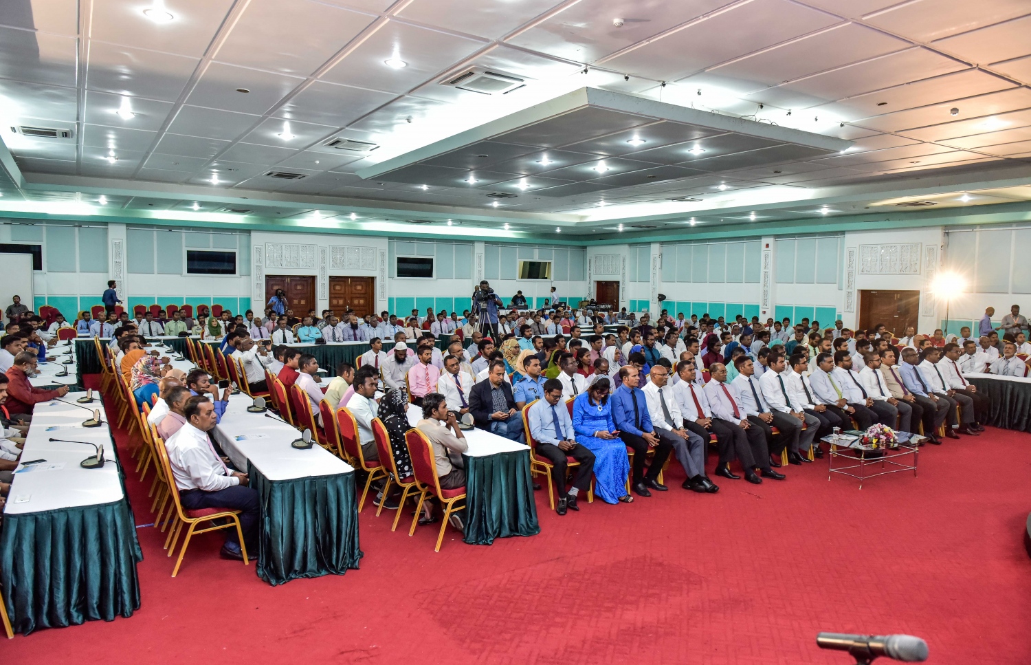 މާލެ: ޖުލައި 16، 2016: "ސާފު ރާއްޖެ" ގައުމީ މަހާސިންތާ ފަށަން ބޭއްވި ރަސްމިއްޔާތުގައި މަހާސިންތާގެ ބައިވެރިން ދަރުބާރުގޭގައި. -- ފޮޓޯ: ނިޝާން އަލީ/ މިހާރު