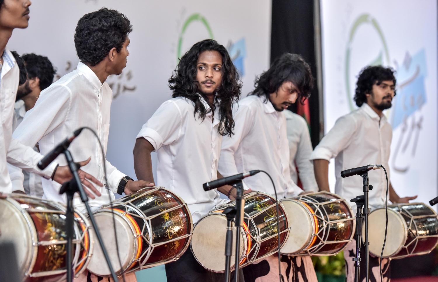 މާލެ: ޖުލައި 16، 2016: "ސާފު ރާއްޖެ" ގައުމީ މަހާސިންތާ ފަށަން ދަރުބާރުގޭގައި ބޭއްވި ރަސްމިއްޔާތުގައި ބޮޑުބެރު ގުރޫޕަކުން ބޮޑުބެރު ޖަހަނީ. -- ފޮޓޯ: ނިޝާން އަލީ/ މިހާރު