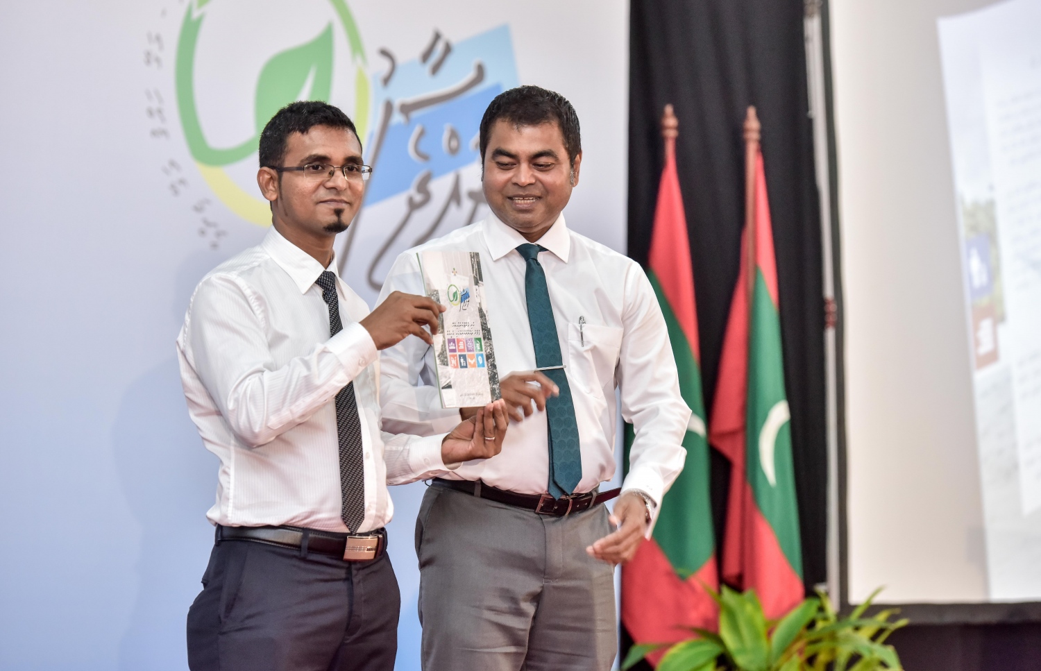 މާލެ: ޖުލައި 16، 2016: "ސާފު ރާއްޖެ" ގައުމީ މަހާސިންތާ ފަށަން ދަރުބާރުގޭގައި ބޭއްވި ރަސްމިއްޔާތުގައި ފިނޭންސް މިނިސްޓަރު މުނައްވަރު (ވ) އަދި އެންވާރުމަންޓް މިނިސްޓަރު ތޯރިގް އިބްރާހިމް ބައިވެރިވެ ވަޑައިގަންނަވަނީ. -- ފޮޓޯ: ނިޝާން އަލީ/ މިހާރު