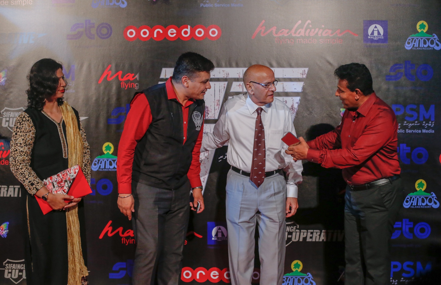 މާލެ: ޖުލައި 16، 2016: ނޮވެމްބަރު 3، 1988 ގައި ދިވެހިންގެ ބަޔަކު އަޑީގައި ތިބެގެން ތަމަޅަ ޓެރަރިސްޓުން ރާއްޖެ އަށް ދިން އުދުވާނީ ހަމަލާ އަސްލަކަށް ނަގައިގެން ގައުމީ ދިފާއީ ބާރުން ކުޅުނު ފިލްމު "ހާދަރު" ރިލީސް ކުރުމަށް އޮލިމްޕަހުގައި ބޭއްވި ހަފްލާ.-- ފޮޓޯ: މުހައްމަދު ޝަރުހާން/ މިހާރު