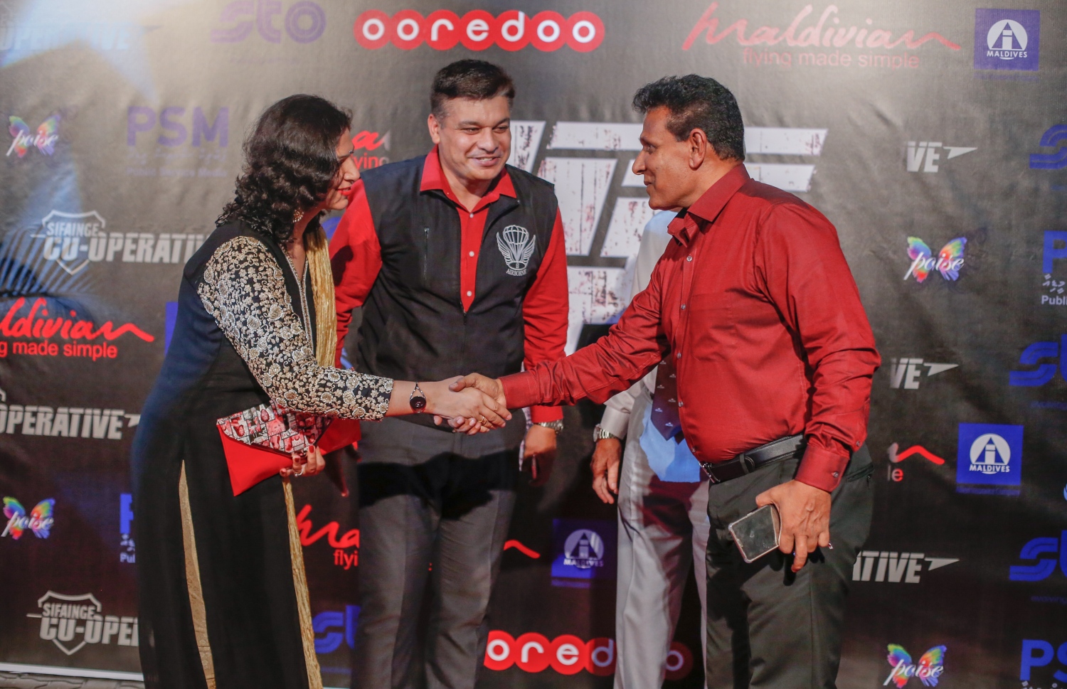 މާލެ: ޖުލައި 16، 2016: ނޮވެމްބަރު 3، 1988 ގައި ދިވެހިންގެ ބަޔަކު އަޑީގައި ތިބެގެން ތަމަޅަ ޓެރަރިސްޓުން ރާއްޖެ އަށް ދިން އުދުވާނީ ހަމަލާ އަސްލަކަށް ނަގައިގެން ގައުމީ ދިފާއީ ބާރުން ކުޅުނު ފިލްމު "ހާދަރު" ރިލީސް ކުރުމަށް އޮލިމްޕަހުގައި ބޭއްވި ހަފްލާ.-- ފޮޓޯ: މުހައްމަދު ޝަރުހާން/ މިހާރު