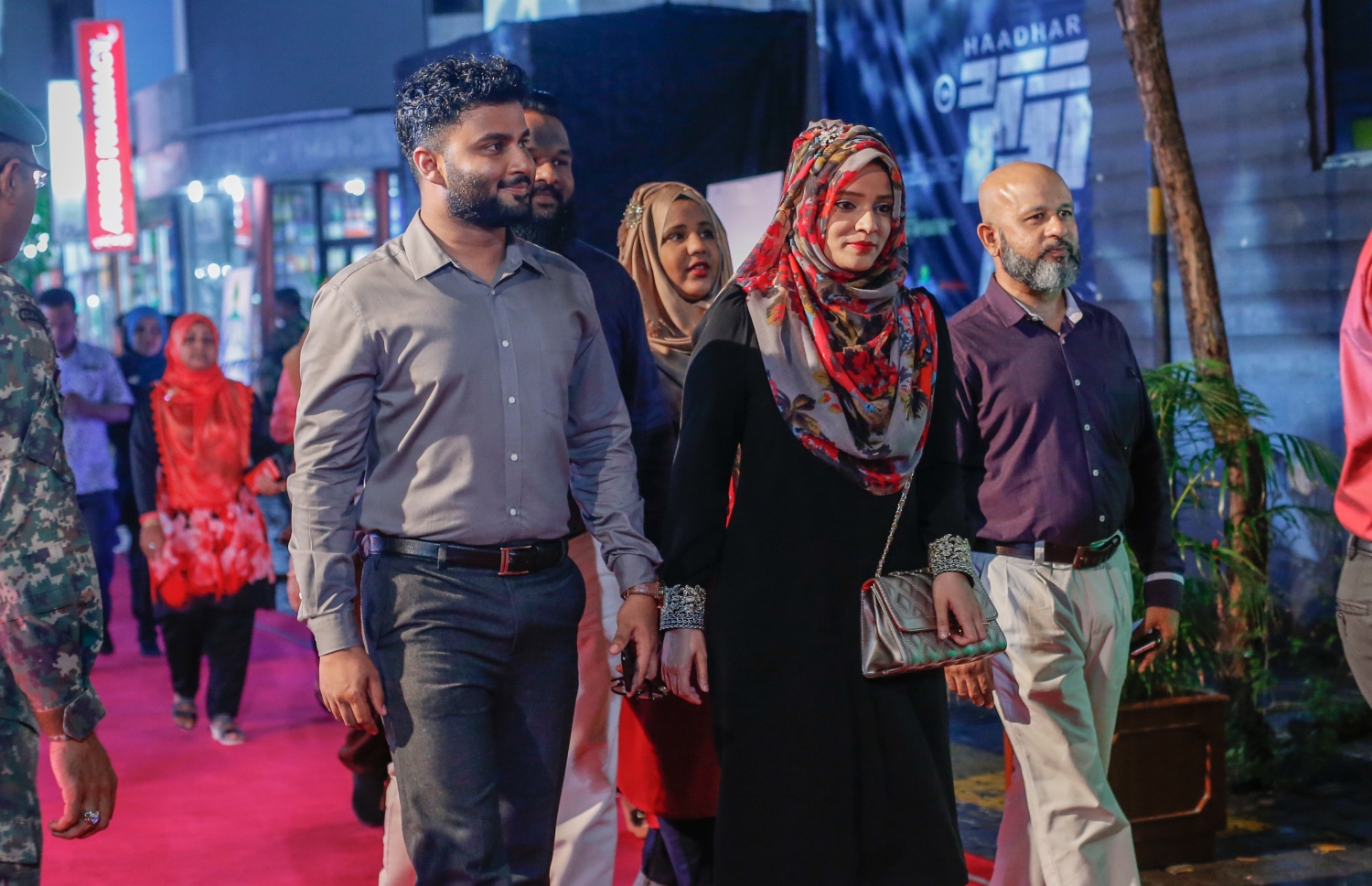 މާލެ: ޖުލައި 16، 2016: ނޮވެމްބަރު 3، 1988 ގައި ދިވެހިންގެ ބަޔަކު އަޑީގައި ތިބެގެން ތަމަޅަ ޓެރަރިސްޓުން ރާއްޖެ އަށް ދިން އުދުވާނީ ހަމަލާ އަސްލަކަށް ނަގައިގެން ގައުމީ ދިފާއީ ބާރުން ކުޅުނު ފިލްމު "ހާދަރު" ރިލީސް ކުރުމަށް އޮލިމްޕަހުގައި ބޭއްވި ހަފްލާ.-- ފޮޓޯ: މުހައްމަދު ޝަރުހާން/ މިހާރު