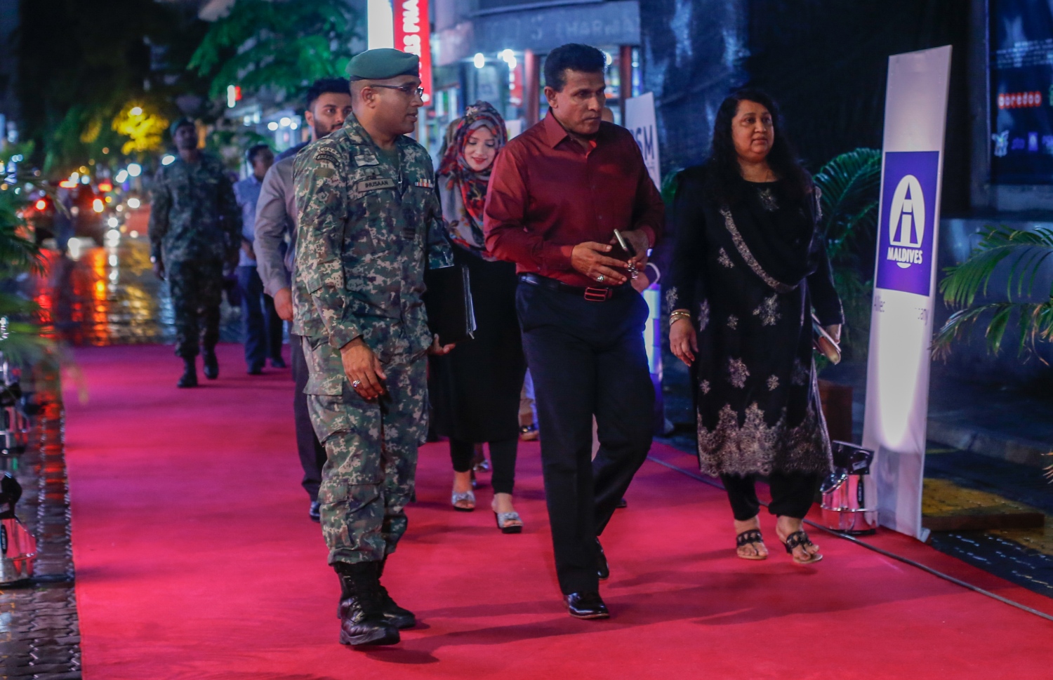 މާލެ: ޖުލައި 16، 2016: ނޮވެމްބަރު 3، 1988 ގައި ދިވެހިންގެ ބަޔަކު އަޑީގައި ތިބެގެން ތަމަޅަ ޓެރަރިސްޓުން ރާއްޖެ އަށް ދިން އުދުވާނީ ހަމަލާ އަސްލަކަށް ނަގައިގެން ގައުމީ ދިފާއީ ބާރުން ކުޅުނު ފިލްމު "ހާދަރު" ރިލީސް ކުރުމަށް އޮލިމްޕަހުގައި ބޭއްވި ހަފްލާގައި ޗީފް އޮފް ޑިދެންސް ފޯސް ބްރިގޭޑިއާ ޖެނެރަލް ޝިޔާމް ބައިވެރިވެ ވަޑައިގަންނަވަނީ.-- ފޮޓޯ: މުހައްމަދު ޝަރުހާން/ މިހާރު