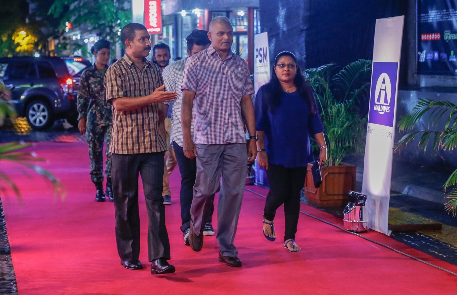 މާލެ: ޖުލައި 16، 2016: ނޮވެމްބަރު 3، 1988 ގައި ދިވެހިންގެ ބަޔަކު އަޑީގައި ތިބެގެން ތަމަޅަ ޓެރަރިސްޓުން ރާއްޖެ އަށް ދިން އުދުވާނީ ހަމަލާ އަސްލަކަށް ނަގައިގެން ގައުމީ ދިފާއީ ބާރުން ކުޅުނު ފިލްމު "ހާދަރު" ރިލީސް ކުރުމަށް އޮލިމްޕަހުގައި ބޭއްވި ހަފްލާ.-- ފޮޓޯ: މުހައްމަދު ޝަރުހާން/ މިހާރު