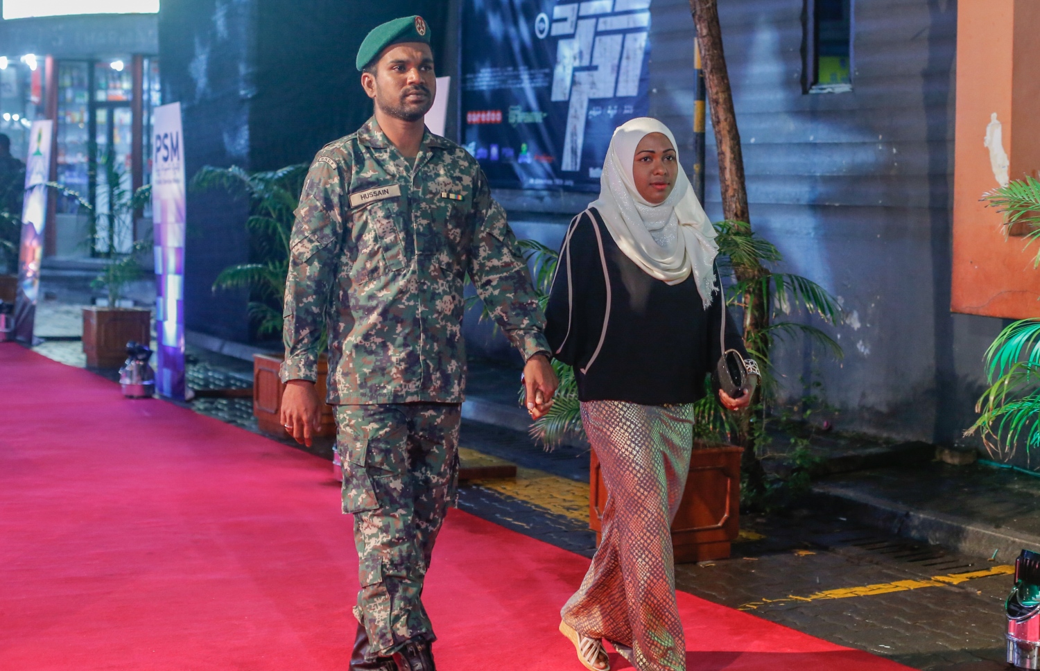 މާލެ: ޖުލައި 16، 2016: ނޮވެމްބަރު 3، 1988 ގައި ދިވެހިންގެ ބަޔަކު އަޑީގައި ތިބެގެން ތަމަޅަ ޓެރަރިސްޓުން ރާއްޖެ އަށް ދިން އުދުވާނީ ހަމަލާ އަސްލަކަށް ނަގައިގެން ގައުމީ ދިފާއީ ބާރުން ކުޅުނު ފިލްމު "ހާދަރު" ރިލީސް ކުރުމަށް އޮލިމްޕަހުގައި ބޭއްވި ހަފްލާ.-- ފޮޓޯ: މުހައްމަދު ޝަރުހާން/ މިހާރު