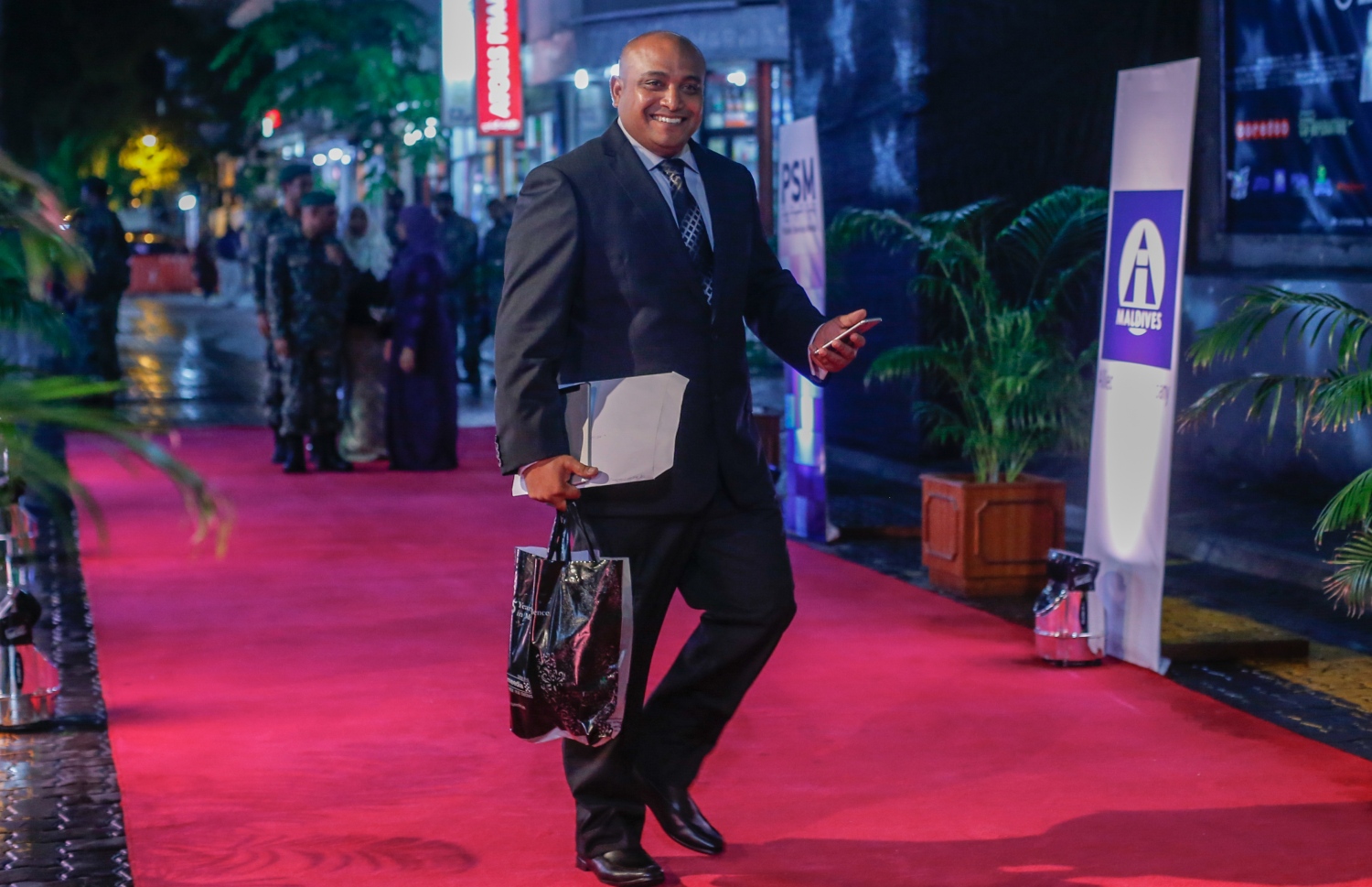 މާލެ: ޖުލައި 16، 2016: ނޮވެމްބަރު 3، 1988 ގައި ދިވެހިންގެ ބަޔަކު އަޑީގައި ތިބެގެން ތަމަޅަ ޓެރަރިސްޓުން ރާއްޖެ އަށް ދިން އުދުވާނީ ހަމަލާ އަސްލަކަށް ނަގައިގެން ގައުމީ ދިފާއީ ބާރުން ކުޅުނު ފިލްމު "ހާދަރު" ރިލީސް ކުރުމަށް އޮލިމްޕަހުގައި ބޭއްވި ހަފްލާ.-- ފޮޓޯ: މުހައްމަދު ޝަރުހާން/ މިހާރު