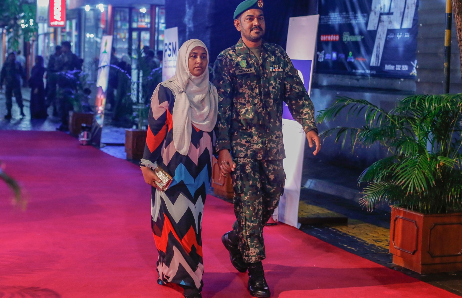 މާލެ: ޖުލައި 16، 2016: ނޮވެމްބަރު 3، 1988 ގައި ދިވެހިންގެ ބަޔަކު އަޑީގައި ތިބެގެން ތަމަޅަ ޓެރަރިސްޓުން ރާއްޖެ އަށް ދިން އުދުވާނީ ހަމަލާ އަސްލަކަށް ނަގައިގެން ގައުމީ ދިފާއީ ބާރުން ކުޅުނު ފިލްމު "ހާދަރު" ރިލީސް ކުރުމަށް އޮލިމްޕަހުގައި ބޭއްވި ހަފްލާ.-- ފޮޓޯ: މުހައްމަދު ޝަރުހާން/ މިހާރު