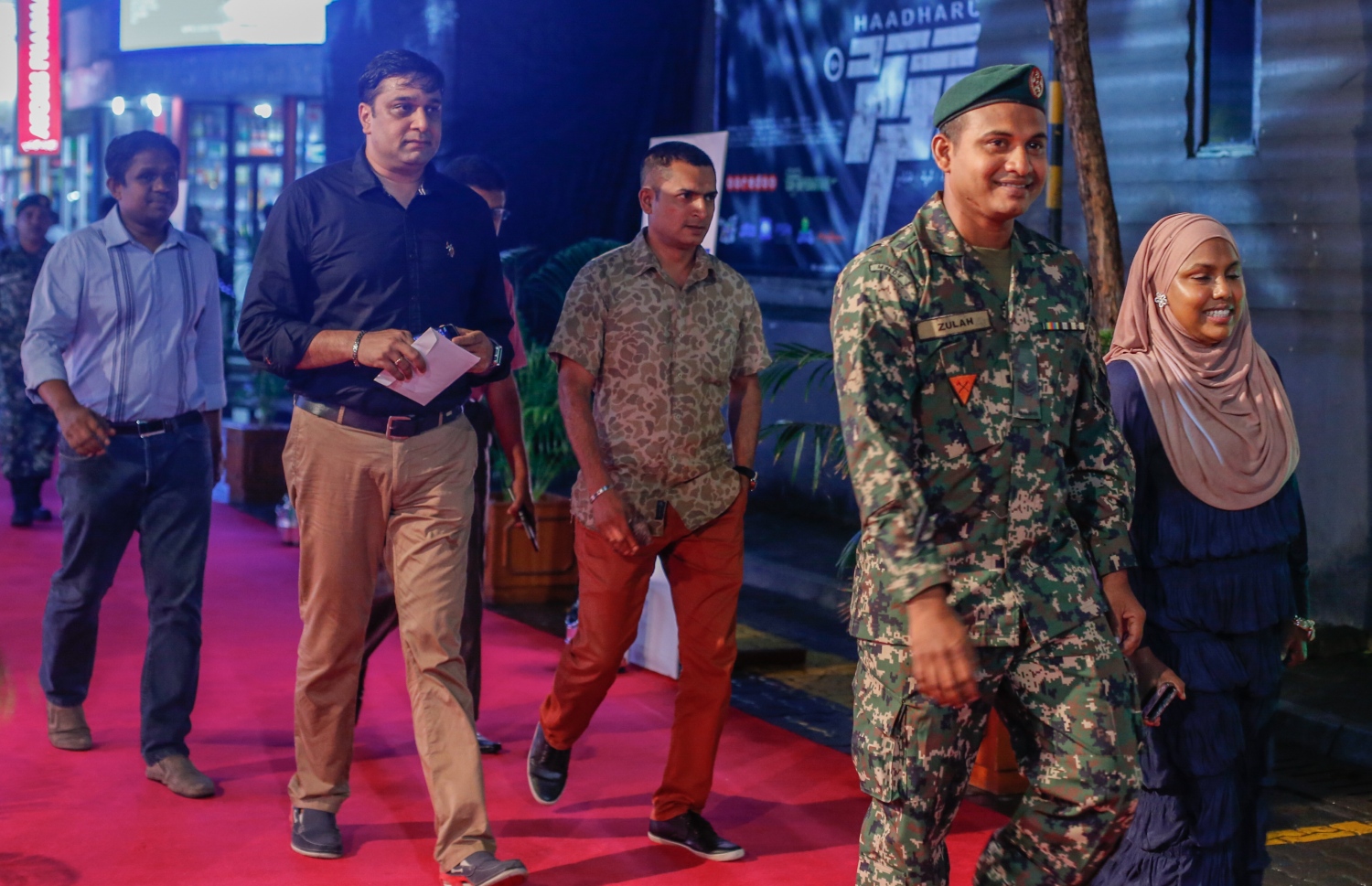 މާލެ: ޖުލައި 16، 2016: ނޮވެމްބަރު 3، 1988 ގައި ދިވެހިންގެ ބަޔަކު އަޑީގައި ތިބެގެން ތަމަޅަ ޓެރަރިސްޓުން ރާއްޖެ އަށް ދިން އުދުވާނީ ހަމަލާ އަސްލަކަށް ނަގައިގެން ގައުމީ ދިފާއީ ބާރުން ކުޅުނު ފިލްމު "ހާދަރު" ރިލީސް ކުރުމަށް އޮލިމްޕަހުގައި ބޭއްވި ހަފްލާ.-- ފޮޓޯ: މުހައްމަދު ޝަރުހާން/ މިހާރު