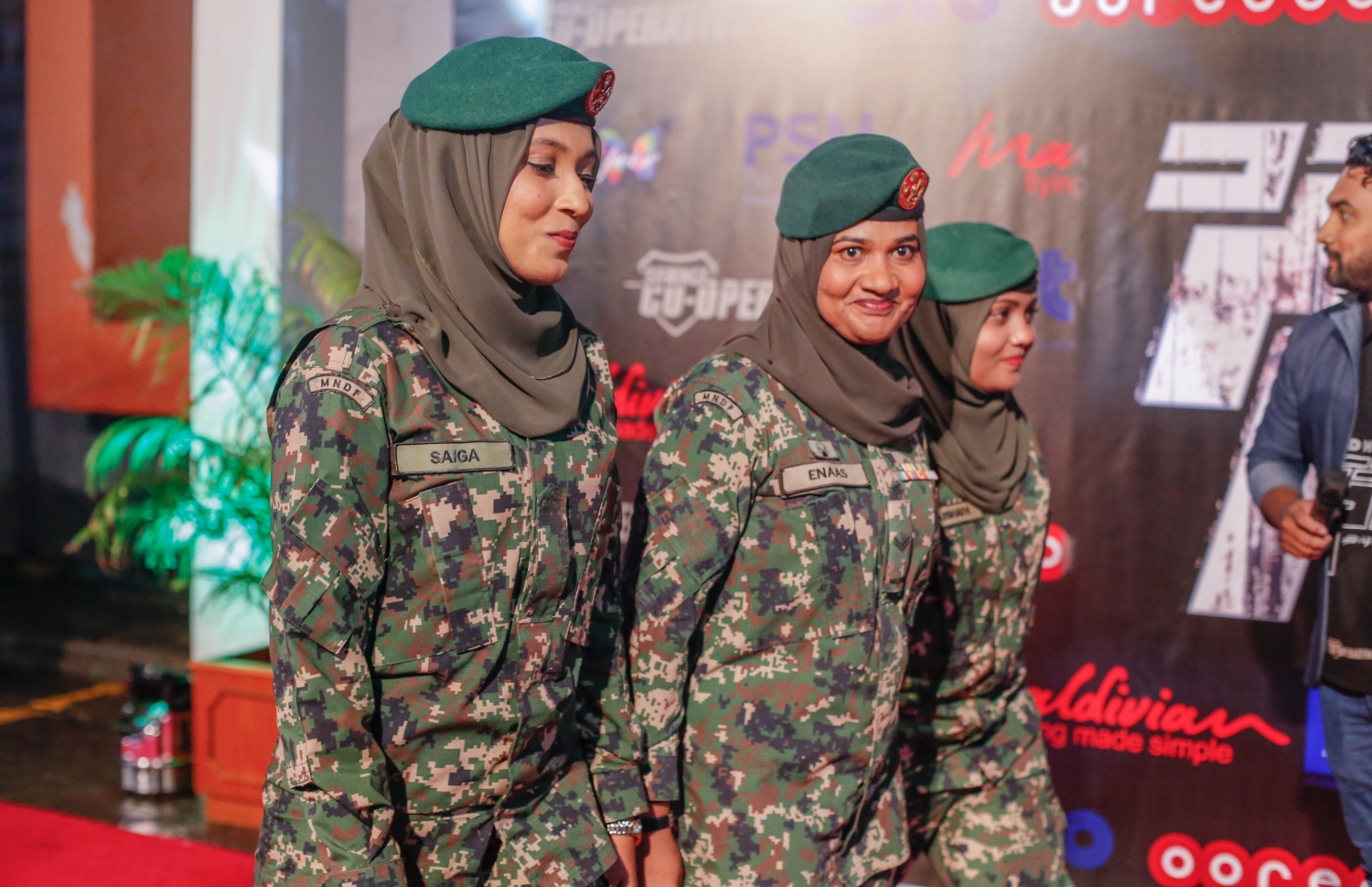 މާލެ: ޖުލައި 16، 2016: ނޮވެމްބަރު 3، 1988 ގައި ދިވެހިންގެ ބަޔަކު އަޑީގައި ތިބެގެން ތަމަޅަ ޓެރަރިސްޓުން ރާއްޖެ އަށް ދިން އުދުވާނީ ހަމަލާ އަސްލަކަށް ނަގައިގެން ގައުމީ ދިފާއީ ބާރުން ކުޅުނު ފިލްމު "ހާދަރު" ރިލީސް ކުރުމަށް އޮލިމްޕަހުގައި ބޭއްވި ހަފްލާގައި ފިލްމުގައި މަސައްކަތްކުރި ބައެއް އަންހެން ފަންނާނުން ވަންނަނީ.-- ފޮޓޯ: މުހައްމަދު ޝަރުހާން/ މިހާރު