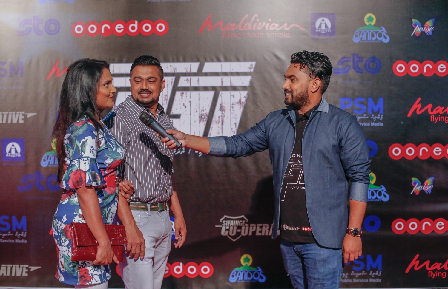 މާލެ: ޖުލައި 16، 2016: ނޮވެމްބަރު 3، 1988 ގައި ދިވެހިންގެ ބަޔަކު އަޑީގައި ތިބެގެން ތަމަޅަ ޓެރަރިސްޓުން ރާއްޖެ އަށް ދިން އުދުވާނީ ހަމަލާ އަސްލަކަށް ނަގައިގެން ގައުމީ ދިފާއީ ބާރުން ކުޅުނު ފިލްމު "ހާދަރު" ރިލީސް ކުރުމަށް އޮލިމްޕަހުގައި ބޭއްވި ހަފްލާގައި ދިވެހި ފިލްމީ އެކްޓަރުން، ޝީލާ އާއި މަނިކު އިންޓަވިއު ދެނީ.-- ފޮޓޯ: މުހައްމަދު ޝަރުހާން/ މިހާރު