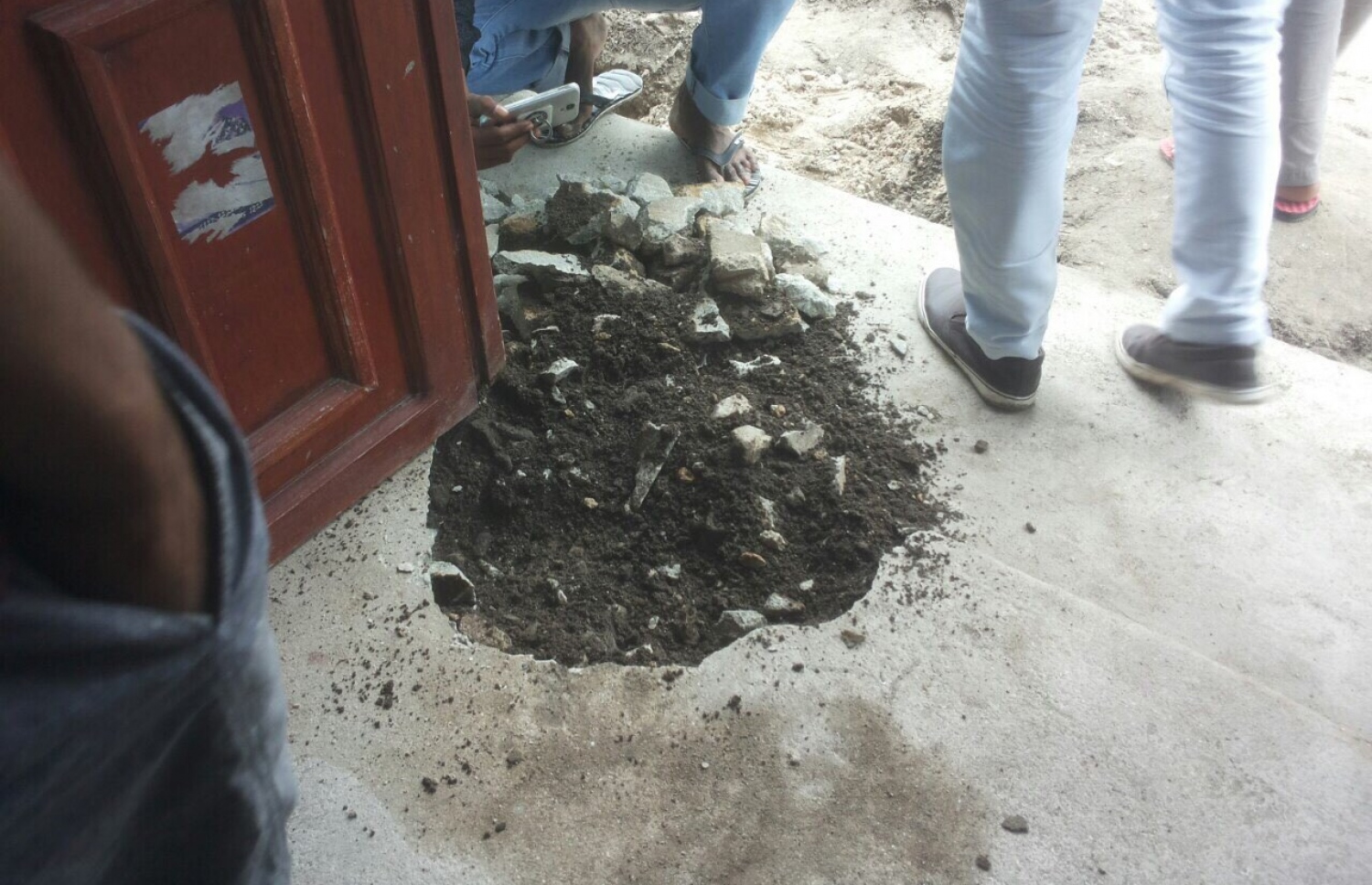 ދުންއަރާ ސަރަހައްދުގެ ފިނި ހޫނުމިން ފުލުހުން ބަލަނީ: އާތު ރޮޑު ނެގުމުން ކޮންމެވެސް ވަރަކަށް ހޫނު މިން ވަނީ ދަށްވާން ފަށާފައި. --ފޮޓޯ: މުލަކު ކައުންސިލް