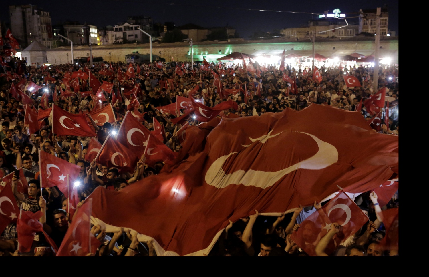 ތުރުކީ އަށް ގެންނަން އުޅުނު ނާކާމިޔާބު ބަޣާވާތަށް ފަހު ރައީސް އުރުދުޣާން އަށް ތާއީދު އޮތްކަން ދެއްކުމުގެ ގޮތުން އިސްތަންބޫލްގެ ތަކްސިމް މައިދާނަށް ގިނަ ބަޔަކު ޖަމާވެ އަޑު އުފުލަނީ. --ފޮޓޯ:އޭއެފްޕީ