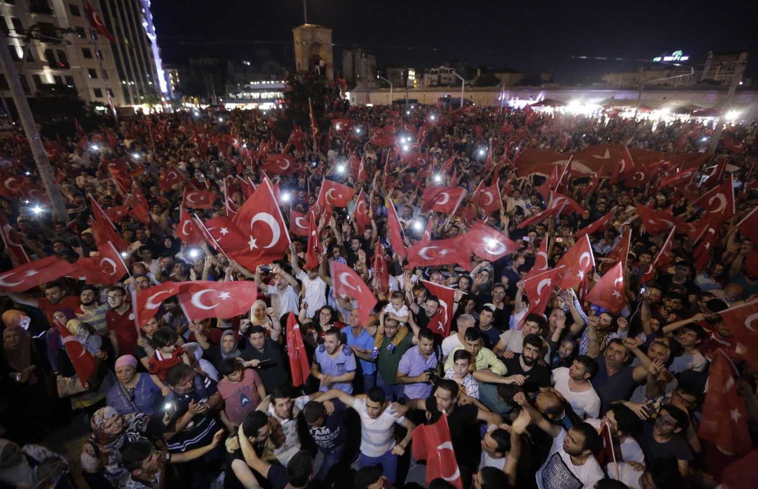 ތުރުކީ އަށް ގެންނަން އުޅުނު ނާކާމިޔާބު ބަޣާވާތަށް ފަހު ރައީސް އުރުދުޣާން އަށް ތާއީދު އޮތްކަން ދެއްކުމުގެ ގޮތުން އިސްތަންބޫލްގެ ތަކްސިމް މައިދާނަށް ގިނަ ބަޔަކު ޖަމާވެ އަޑު އުފުލަނީ. --ފޮޓޯ:އޭއެފްޕީ