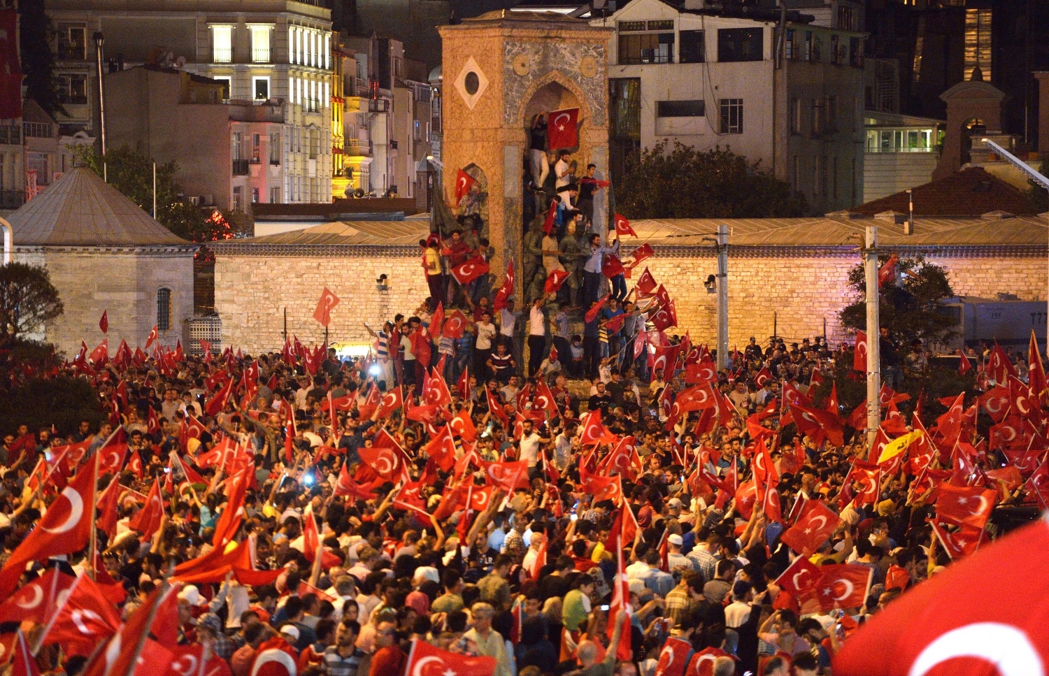 ތުރުކީ އަށް ގެންނަން އުޅުނު ނާކާމިޔާބު ބަޣާވާތަށް ފަހު ރައީސް އުރުދުޣާން އަށް ތާއީދު އޮތްކަން ދެއްކުމުގެ ގޮތުން އިސްތަންބޫލްގައި ހުރި މުސްތަފާ އަތާތުރު ސްޓެޗޫ ކައިރިއަށް ގިނަ ބަޔަކު ޖަމާވެ އަޑު އުފުލަނީ. --ފޮޓޯ:އޭއެފްޕީ