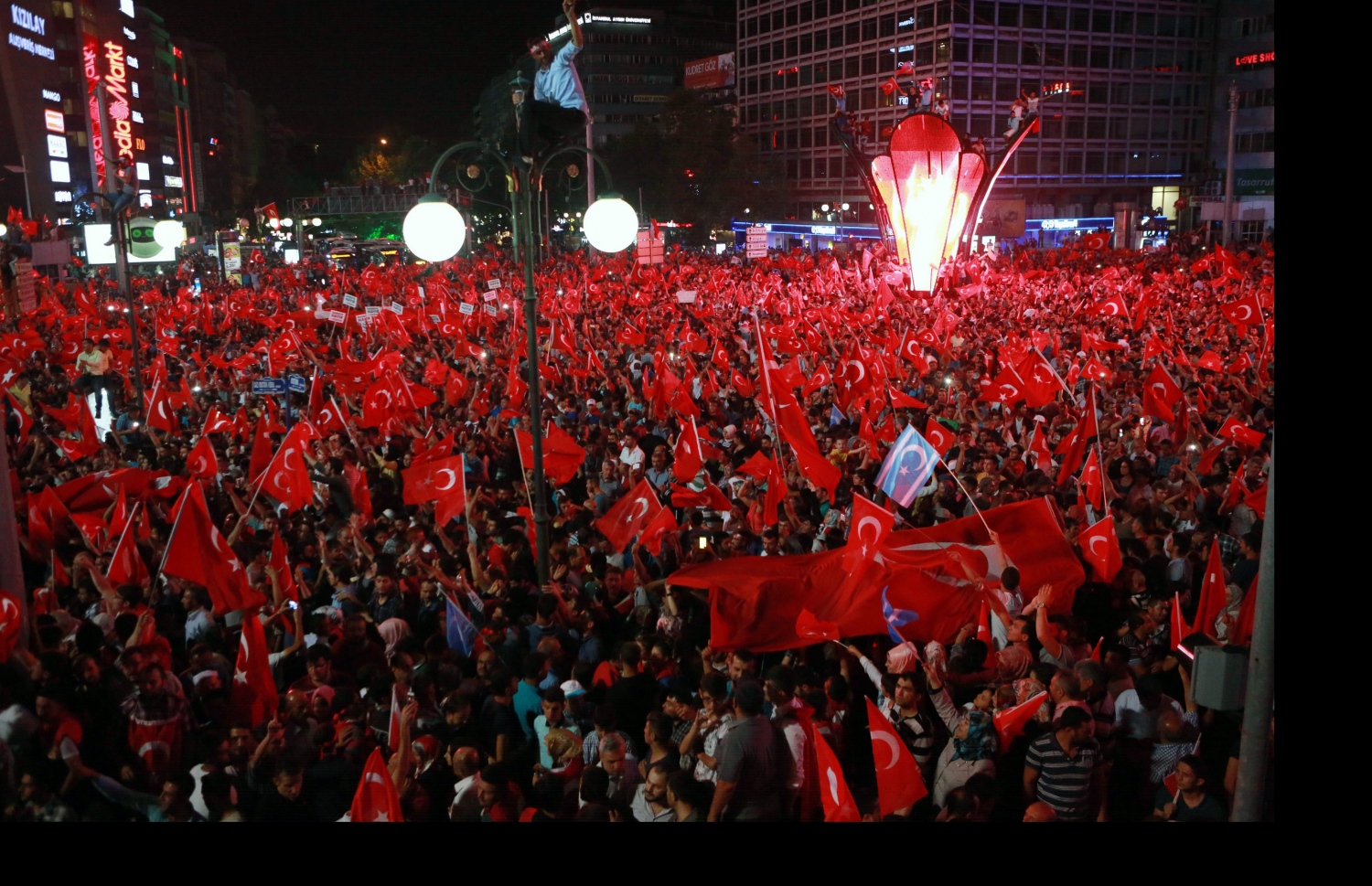 ތުރުކީ އަށް ގެންނަން އުޅުނު ނާކާމިޔާބު ބަޣާވާތަށް ފަހު ރައީސް އުރުދުޣާން އަށް ތާއީދު އޮތްކަން ދެއްކުމުގެ ގޮތުން އަންކާރާގެ ކިޒިލޭ މައިދާނަށް ގިނަ ބަޔަކު ޖަމާވެ އަޑު އުފުލަނީ. --ފޮޓޯ:އޭއެފްޕީ