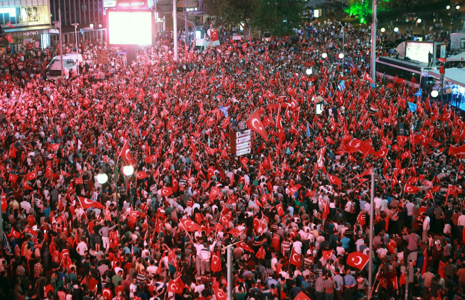 ތުރުކީ އަށް ގެންނަން އުޅުނު ނާކާމިޔާބު ބަޣާވާތަށް ފަހު ރައީސް އުރުދުޣާން އަށް ތާއީދު އޮތްކަން ދެއްކުމުގެ ގޮތުން އަންކާރާގެ ކިޒިލޭ މައިދާނަށް ގިނަ ބަޔަކު ޖަމާވެ އަޑު އުފުލަނީ. --ފޮޓޯ:އޭއެފްޕީ