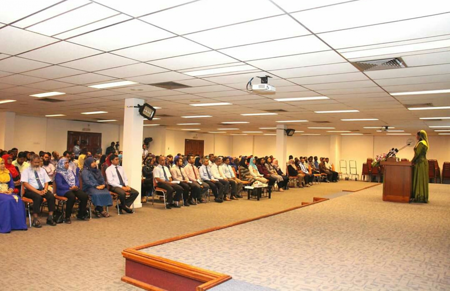 ގައުމީ މަންހަޖުގެ ކީ ސްޓޭޖް ތިނެއްގެ މުދައްރިބުން ތަމްރީނުކުރުމުގެ މަސައްކަތް ބައްދަލުވުން ފެށުމުގެ ރަސްމިއްޔާތުގައި އެޑިއުކޭޝަން މިނިސްޓަރު ވާހަކަދައްކަވަނީ.-- ފޮޓޯ: އެޑިއުކޭޝަން މިނިސްޓްރީ