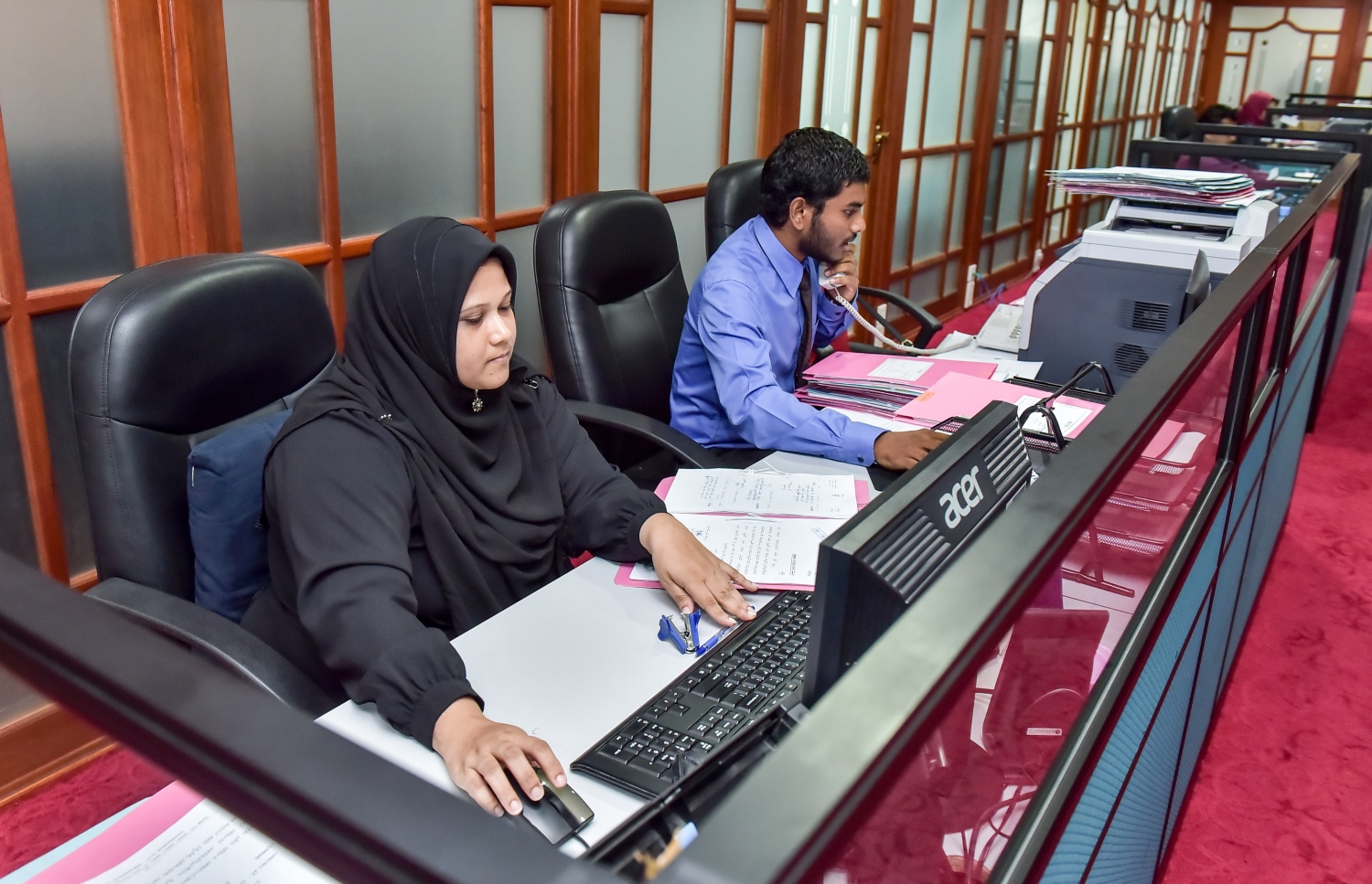 މުވައްޒަފުންތަކެއް މަސައްކަތުގައި. މިނިމަމް ވޭޖާ އެކު ސިވިލް ސާވިސްގައި މަސައްކަތް ކުރާ އެންމެ ކުޑަ އުޖޫރައަކަށް 7،000ރ. ވާނެ.--- ފައިލް ފޮޓޯ: މިހާރު