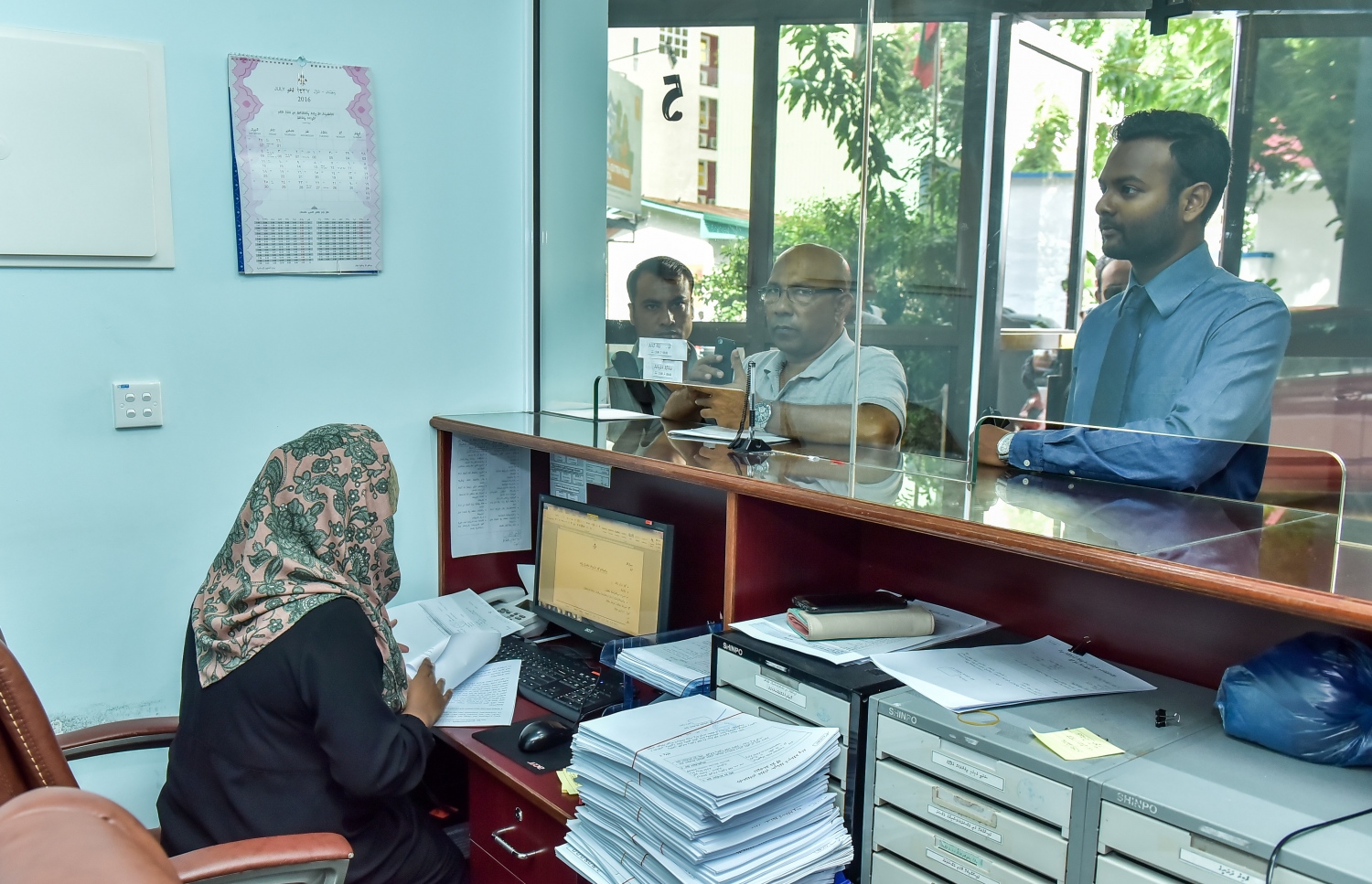 ސަރުކާރު އޮފީހެއްގައި މުވައްޒަފަކު މަސައްކަތްކުރަނީ: ޕެންޝަން ފަންޑަކީ މުހިންމު ހިމާޔަތެއް