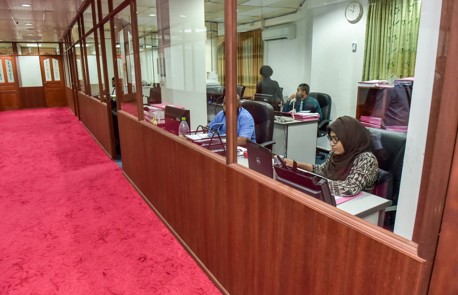 ސަރުކާރު އޮފީހެއްގައި މުވައްޒަފުން މަސައްކަތް ކުރަނީ.-- ފޮޓޯ: ނިޝާން އަލީ/ މިހާރު