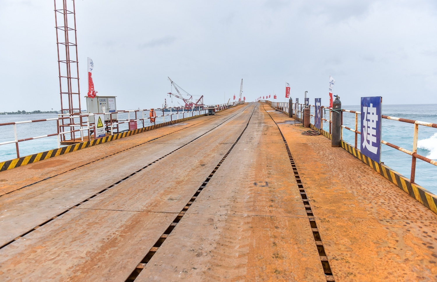 ބްރިޖްގެ މަސައްކަތް ކުރަން އަޅާފައިވާ ޕްލެޓް ފޯމް: އަސްލު ބްރިޖް މިއަށް ވުރެ ތިން ގުނަ ފުޅާވާނެ. --ފޮޓޯ: ނިޝާން އަލީ/ މިހާރު