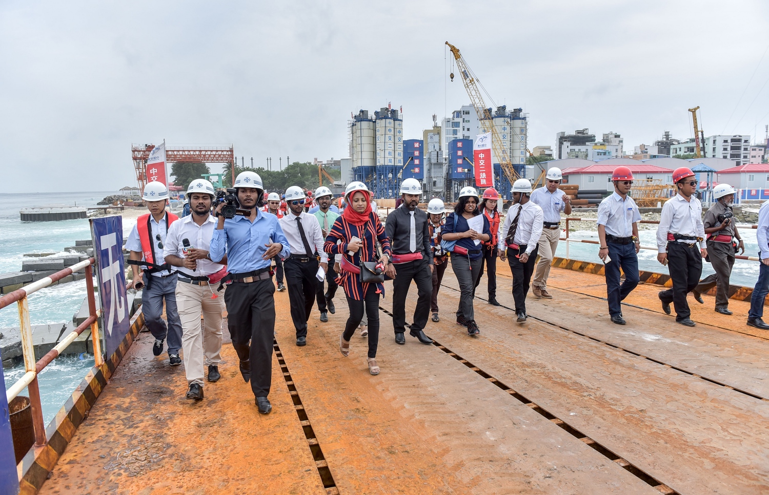 ނޫސްވެރިންނަށް ބްރިޖްގެ މަސައްކަތް ކުރާ ޕްލެޓް ފޯމު ދައްކާލަނީ. --ފޮޓޯ: ނިޝާން އަލީ/މިހާރު