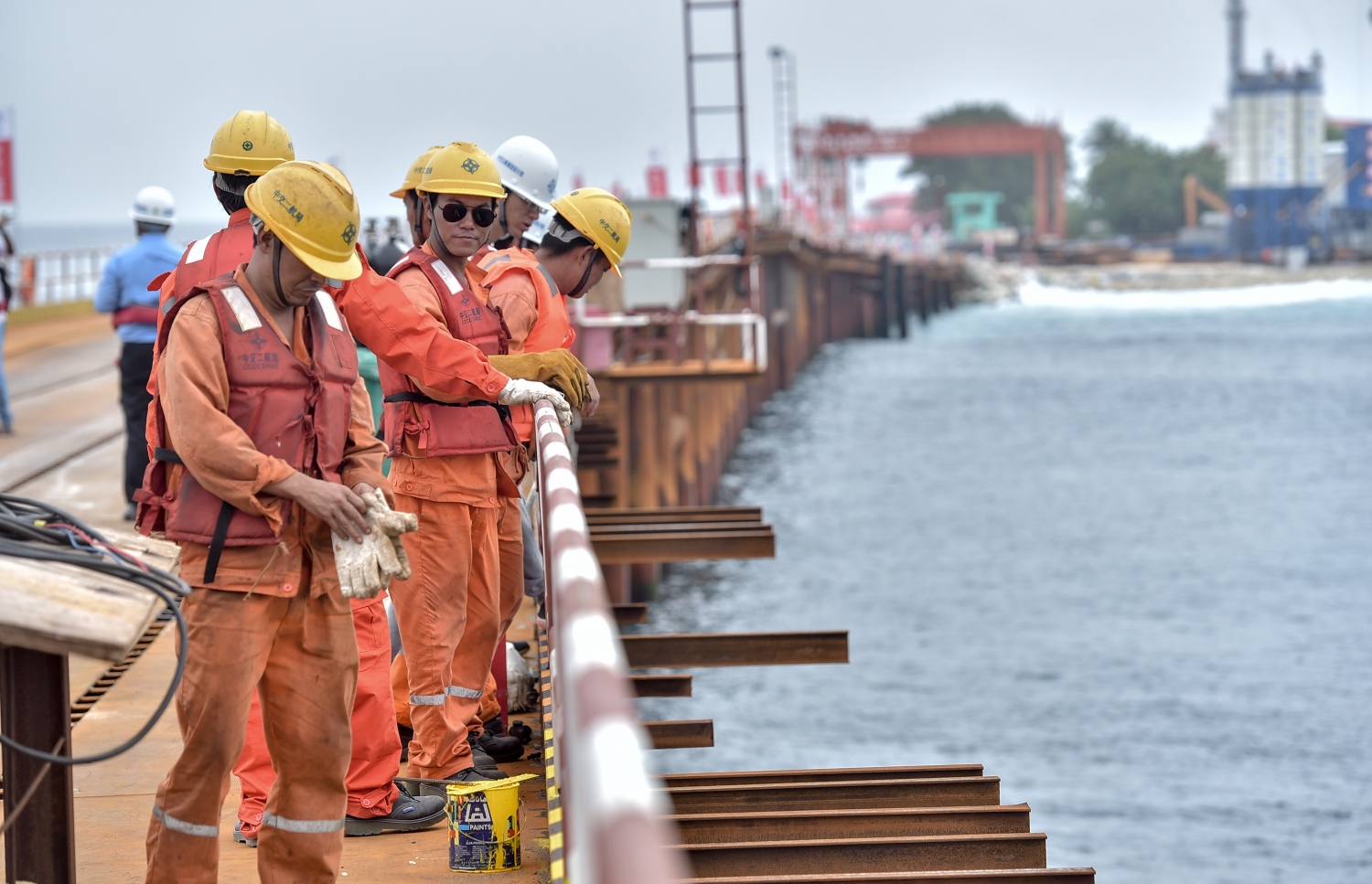 ބްރިޖްގެ މަސައްކަތުގައި ސީސީސީސީގެ މުވައްޒަފުން ހަރަކާތްތެރިވަނީ. ބްރިޖާއެކު މާލެ ތޮއްޖެހިފައި އޮތް އޮތުން ނިމުމަކަށް އަންނާނެ ކަމަށް މިނިސްޓަރު ވިދާޅުވި. --ފޮޓޯ: ނިޝާން އަލީ/ މިހާރު