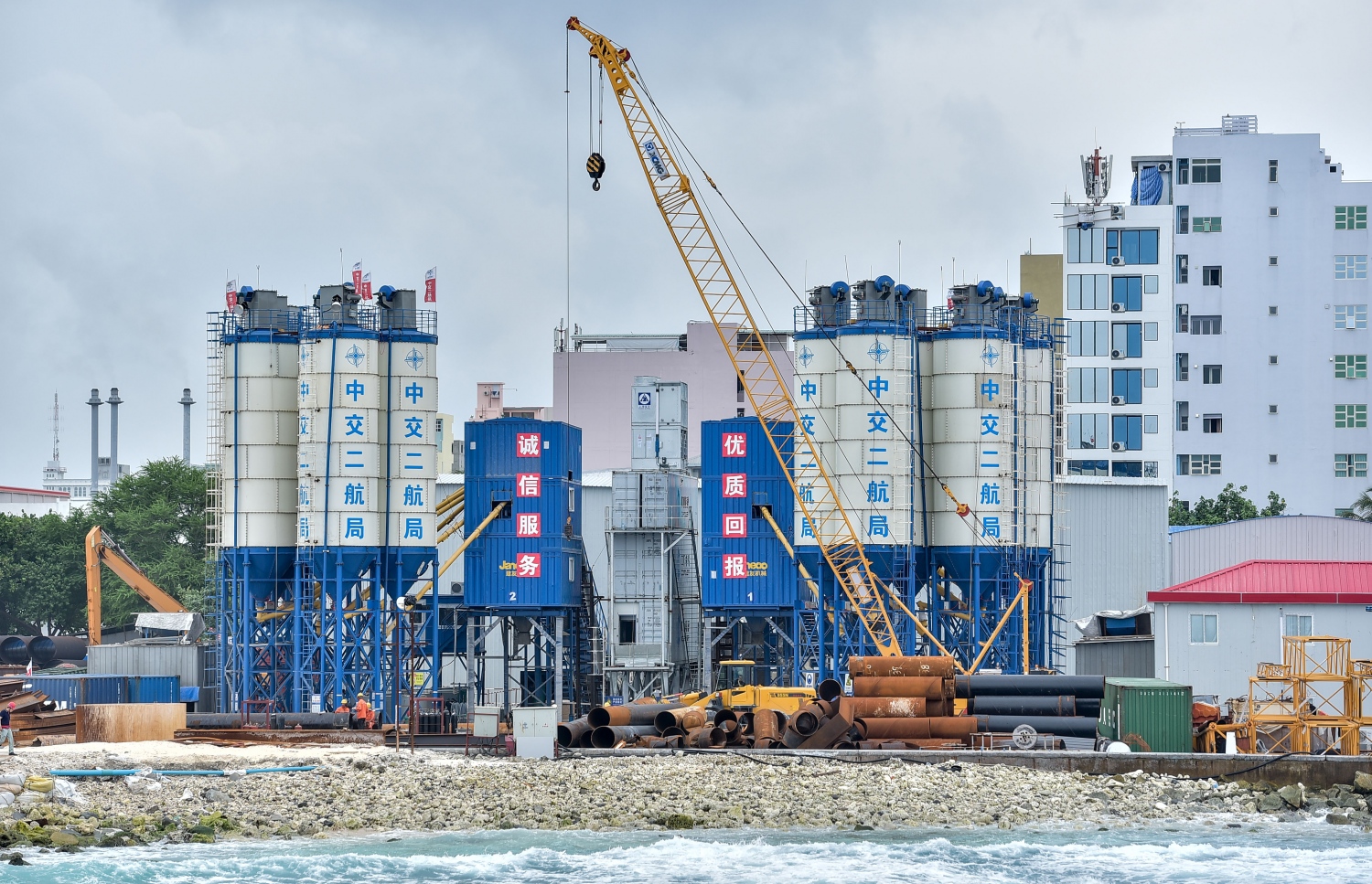 ބްރިޖަށް ބޭނުންވާ ކޮންކްރީޓް ތައްޔާރުކުރާ ދެ ބެޗިން ޕްލާންޓް. --ފޮޓޯ:ނިޝާން އަލީ/މިހާރު