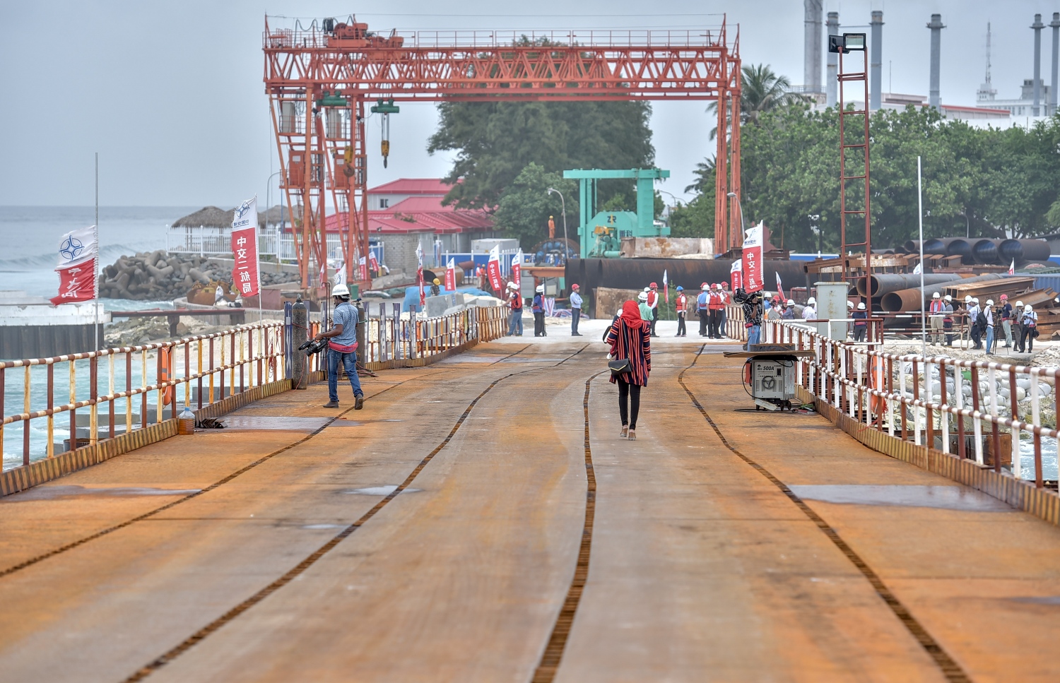 ބްރިޖްގެ މަސައްކަތް ކުރަން އަޅާފައިވާ ޕްލެޓްފޯމް. --ފައިލް ފޮޓޯ: މުހައްމަދު ޝަރުހާން