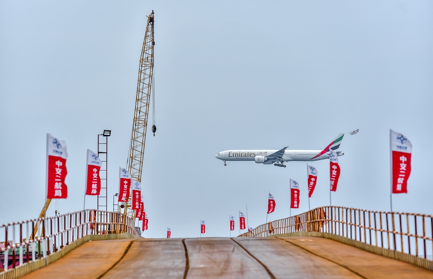 ބްރިޖްގެ މަސައްކަތް ކުރަން ހަދާފައިވާ ޕްލެޓްފޯމް. ސަރުކާރުން އިސްކަން ދެނީ އުމުރާނީ ތަރައްގީ އަށް --. ފޮޓޯ:ނިޝާން އަލީ/މިހާރު