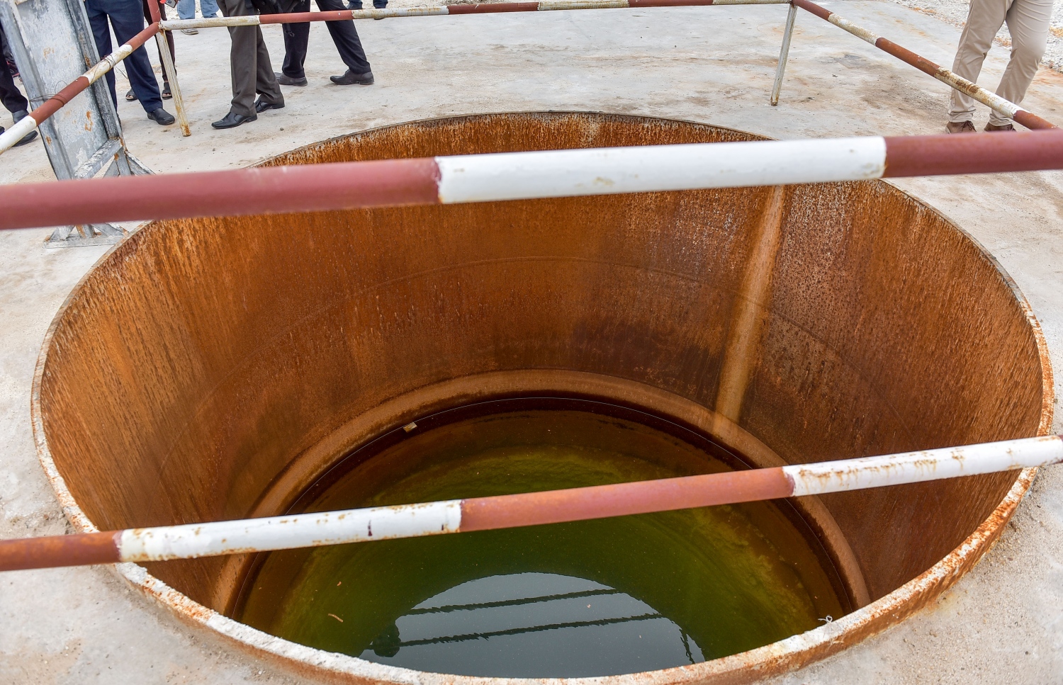 ކަނޑު އަޑިއަށް ޖަހާ ތަނބުތަކުގެ ސައިޒް: މިއީ މެޝިން ޓެސްޓްކުރަން ޖެހި ހޮޅިއެއް. --ފޮޓޯ: ނިޝާން އަލީ/ މިހާރު