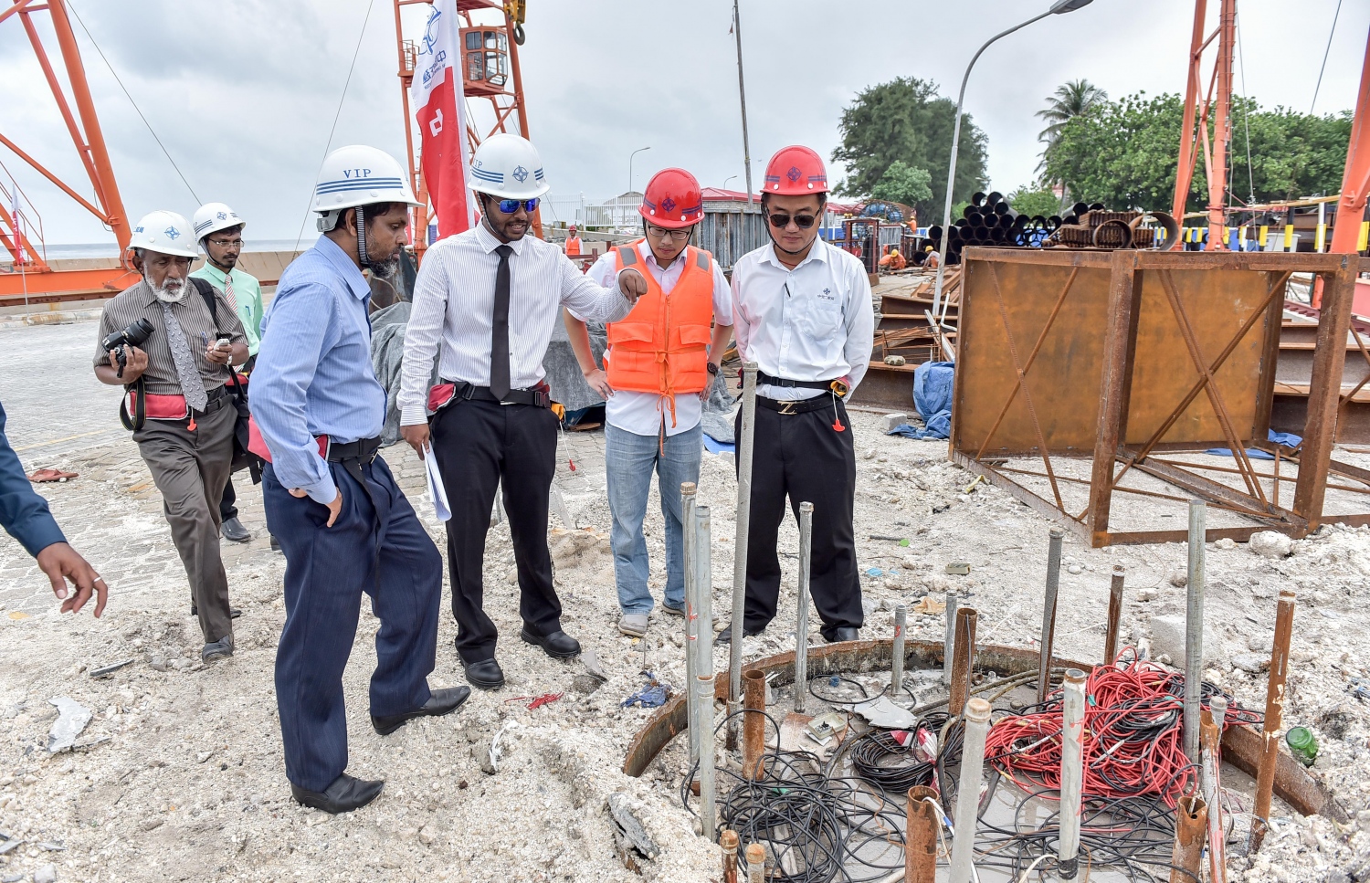 ބްރިޖްގެ 1.6 މީޓަރު ޕައިލް ޓެސްޓް ކުރުމުގެ މަސައްކަތް މުއްތަލިބް ނޫސްވެރިންނަށް ދައްކާލައްވަނީ. --ފޮޓޯ: ނިޝާން އަލީ/ މިހާރު