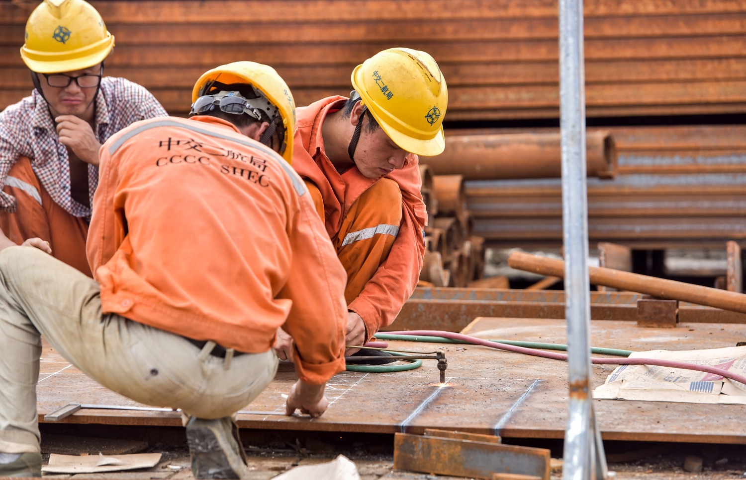 ސީސީސީސީގެ ތިން މުވައްޒަފަކު ޕްލެޓްފޯމުގެ މަސައްކަތުގައި. --ފޮޓޯ: ނިޝާން އަލީ/ މިހާރު