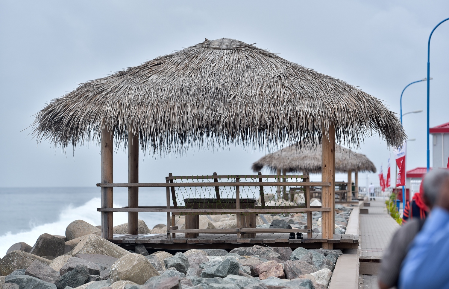 ބްރިޖްގެ މަސައްކަތް ކުރާ މުވައްޒަފުން ބޭނުން ކުރަން ސައިޓުގައި ހަދާފައިވާ ހަޓްތަކެއް. --. ފޮޓޯ:ނިޝާން އަލީ/މިހާރު