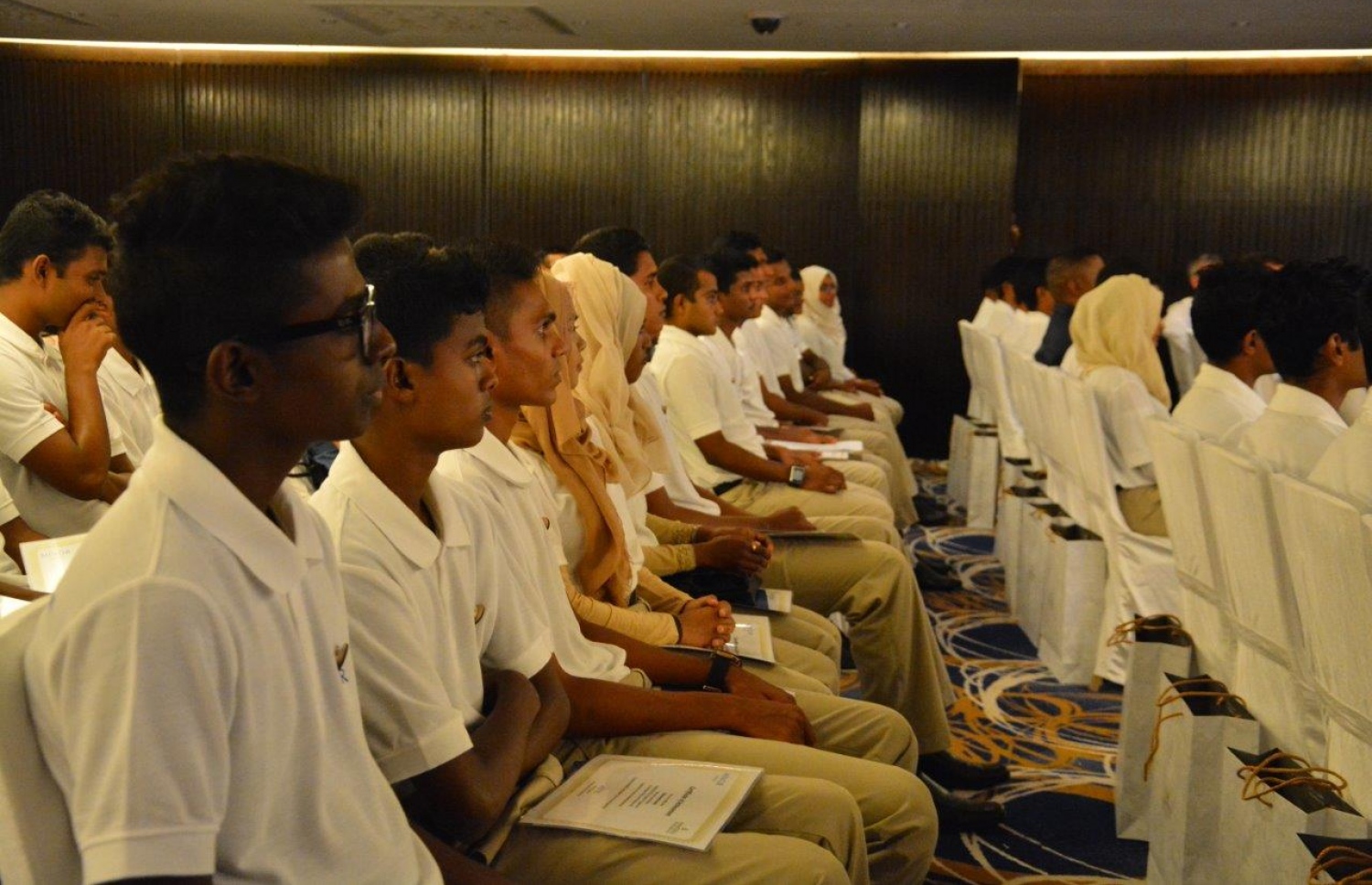 މައިނާ ހޮޓެލްސުން ބޭއްވި ހޮސްޕިޓަލިޓީ ކޯހުގެ ދަރިވަރުން: ޓޫރިޒަމްގެ ދާއިރާ އިން ވަޒީފާ ހޯދަން އެ ކޯހުން އެހީތެރިވާނެ -- ފޮޓޯ: އަނަންތަރާ